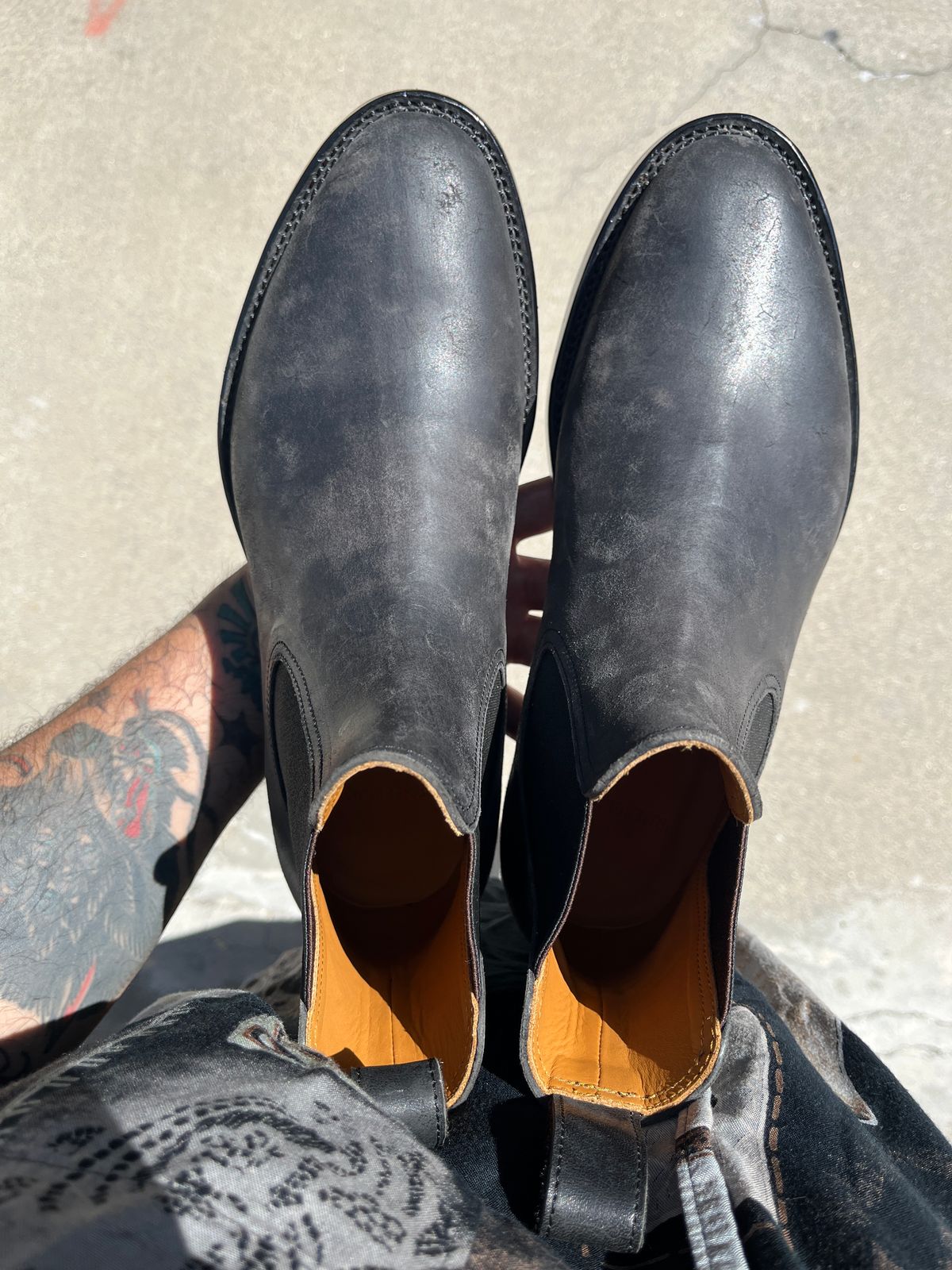 Photo by niku on April 29, 2025 of the Briselblack The Seventh Chelsea Boot in Maryam Black Waxed Reverse Horsebutt.