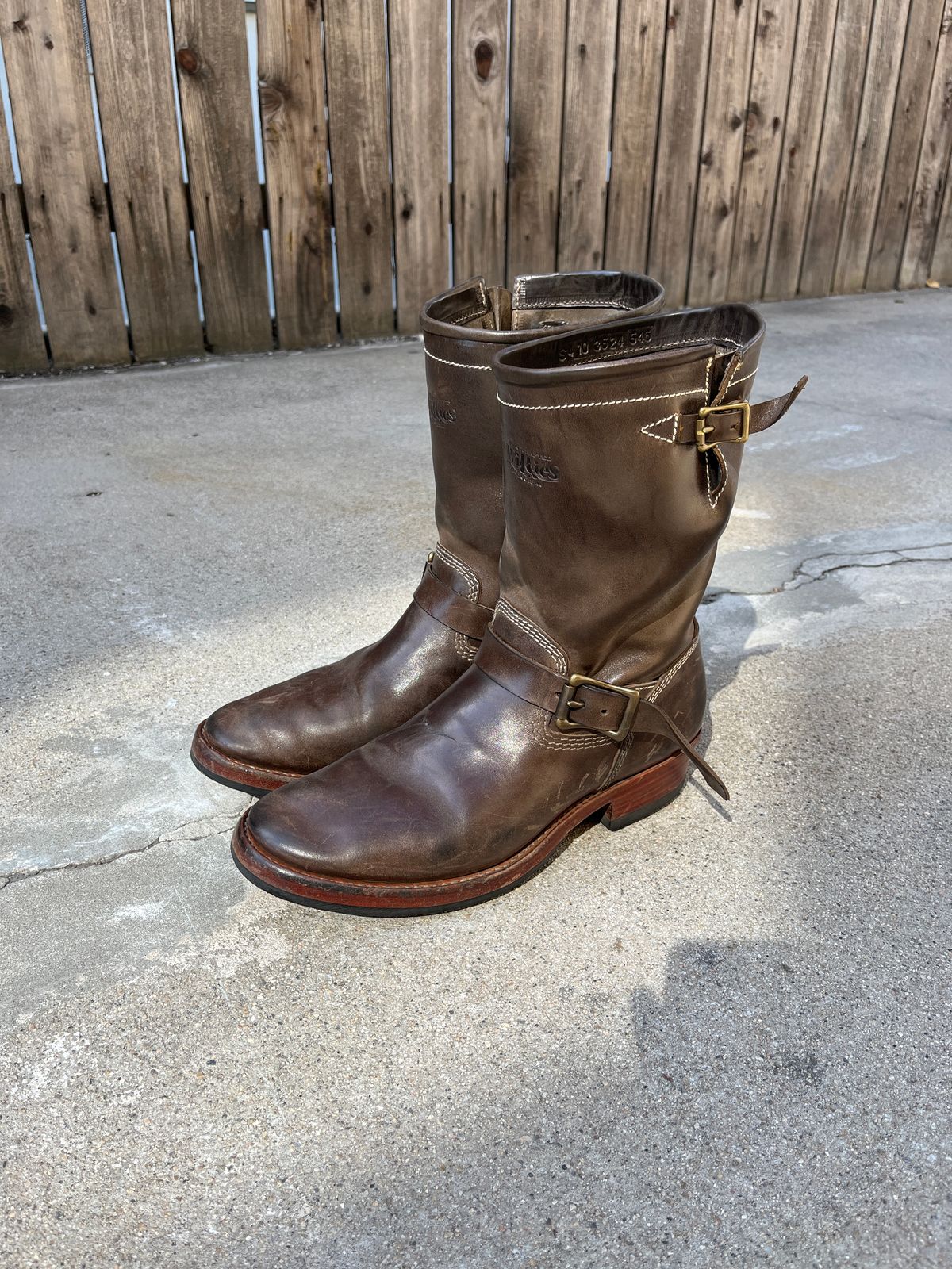 Photo by niku on September 17, 2025 of the Willie's Handmade Boots Engineer in Maryam Graphite Horsebutt.