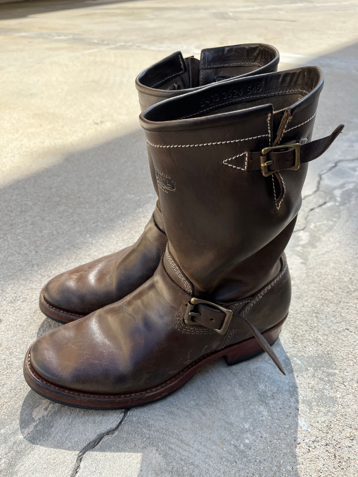 Photo by niku on September 17, 2025 of the Willie's Handmade Boots Engineer in Maryam Graphite Horsebutt.