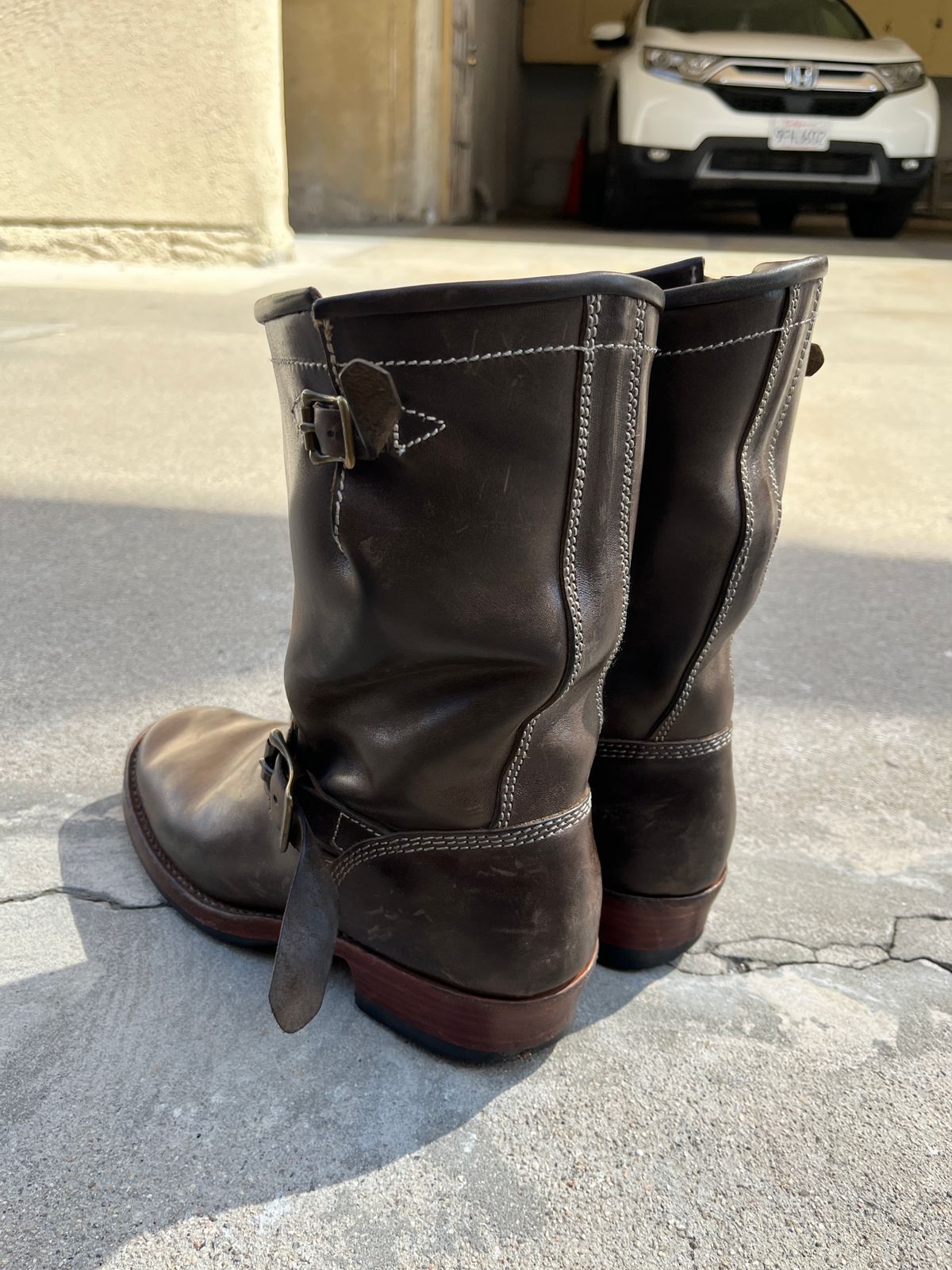 Photo by niku on September 17, 2025 of the Willie's Handmade Boots Engineer in Maryam Graphite Horsebutt.