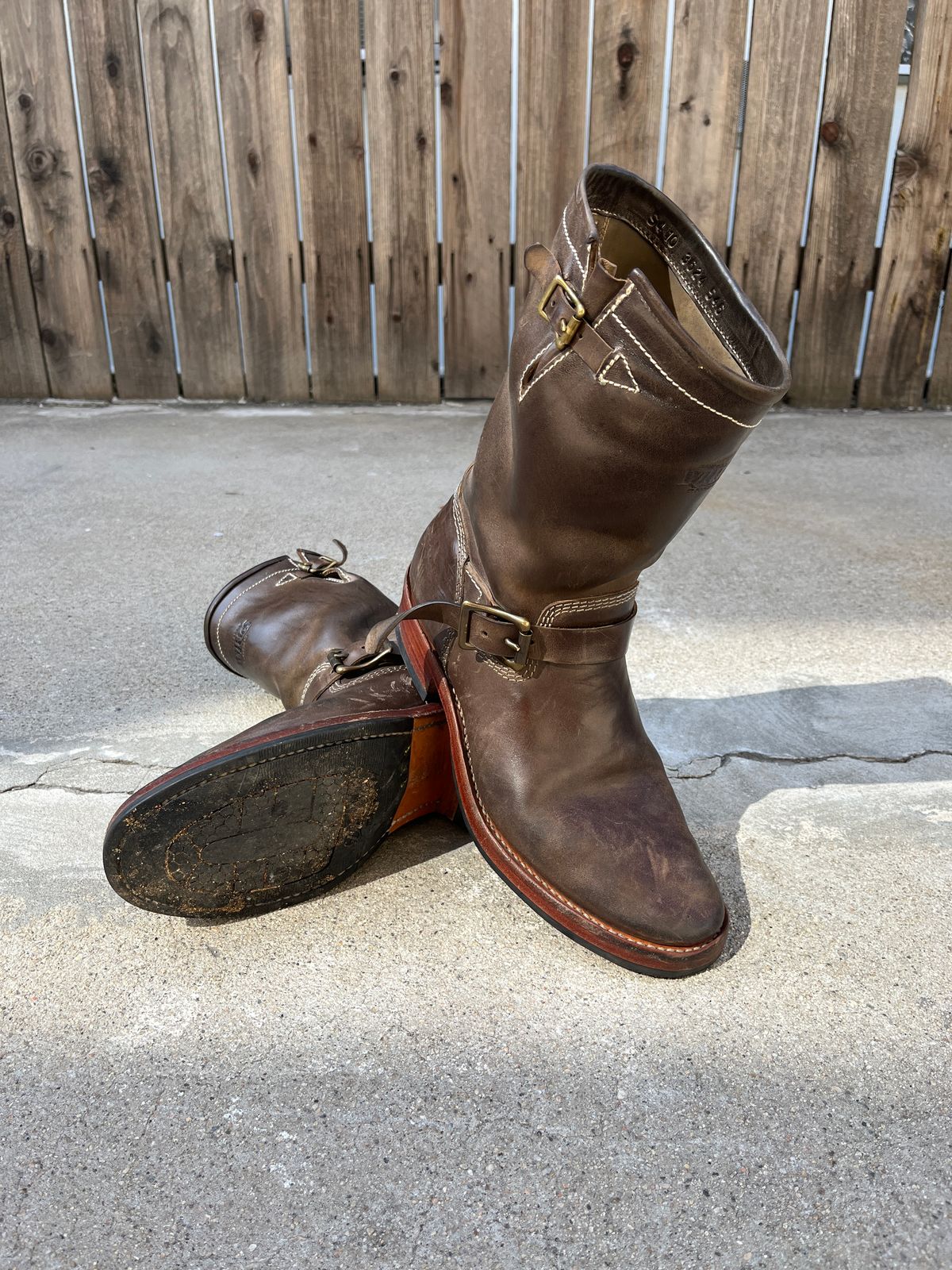 Photo by niku on September 17, 2025 of the Willie's Handmade Boots Engineer in Maryam Graphite Horsebutt.