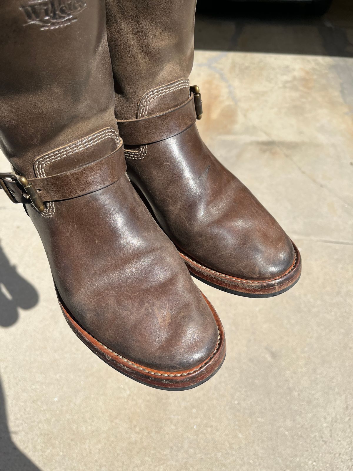 Photo by niku on September 17, 2025 of the Willie's Handmade Boots Engineer in Maryam Graphite Horsebutt.