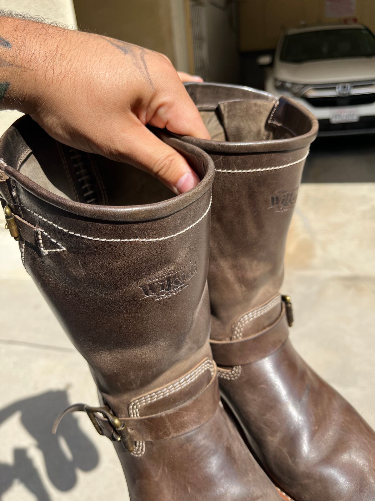 Photo by niku on September 17, 2025 of the Willie's Handmade Boots Engineer in Maryam Graphite Horsebutt.