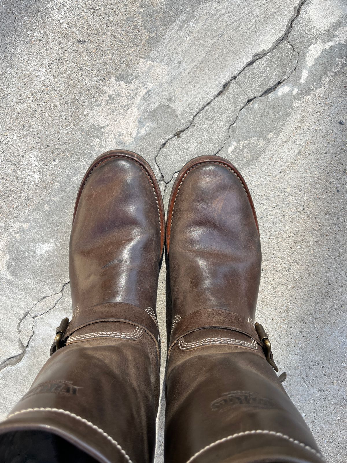 Photo by niku on September 17, 2025 of the Willie's Handmade Boots Engineer in Maryam Graphite Horsebutt.