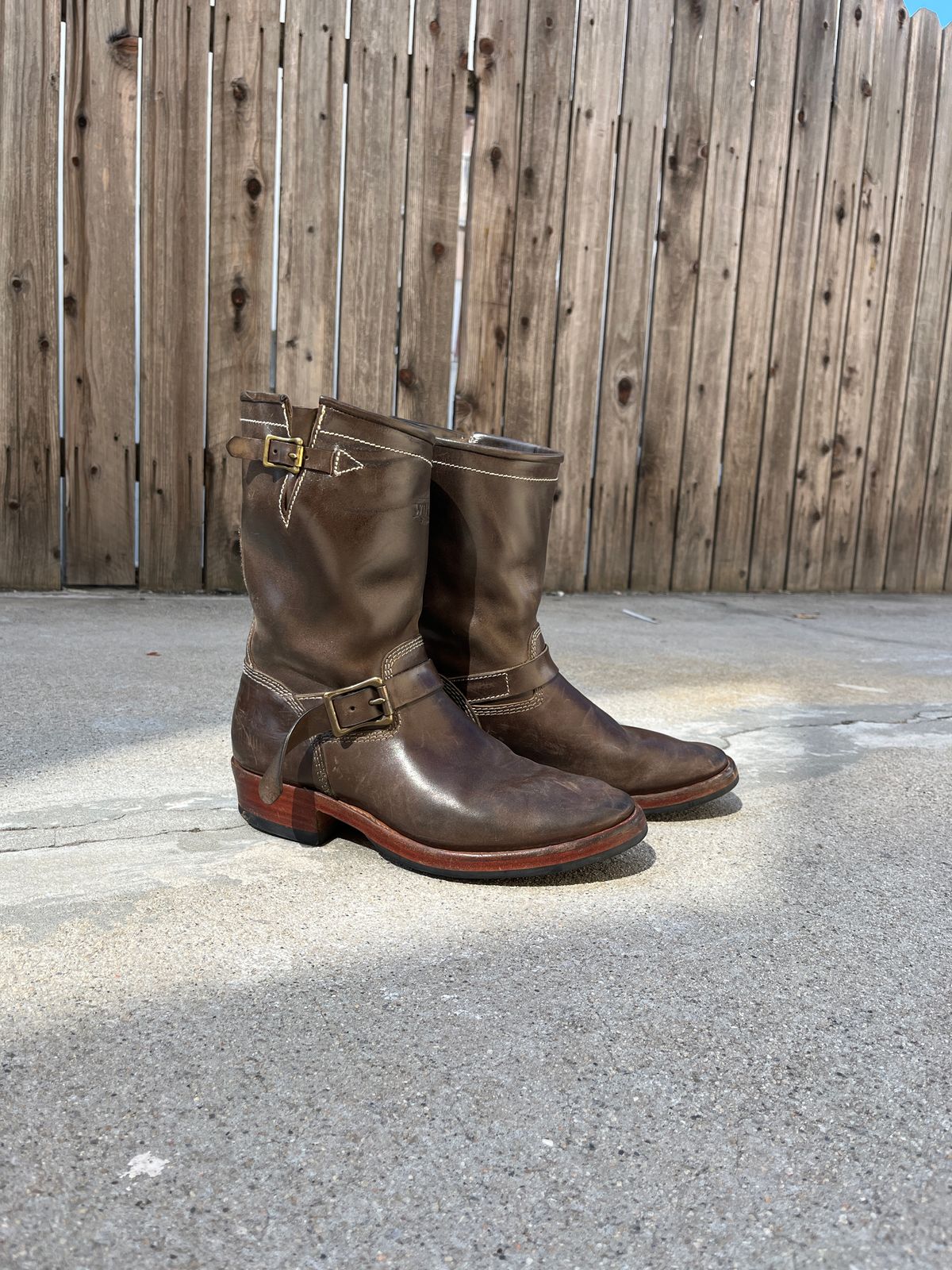 Photo by niku on September 17, 2025 of the Willie's Handmade Boots Engineer in Maryam Graphite Horsebutt.