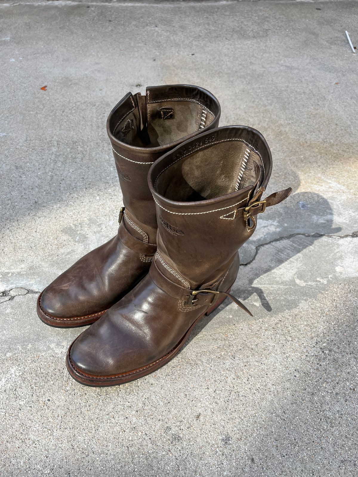 Photo by niku on September 17, 2025 of the Willie's Handmade Boots Engineer in Maryam Graphite Horsebutt.