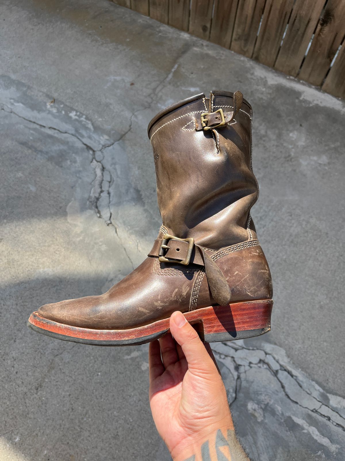 Photo by niku on September 17, 2025 of the Willie's Handmade Boots Engineer in Maryam Graphite Horsebutt.