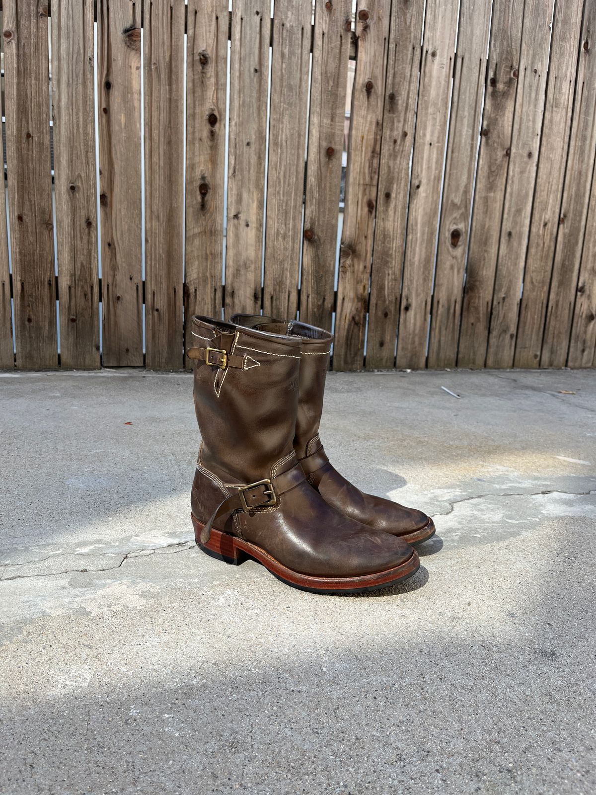 Photo by niku on September 17, 2025 of the Willie's Handmade Boots Engineer in Maryam Graphite Horsebutt.