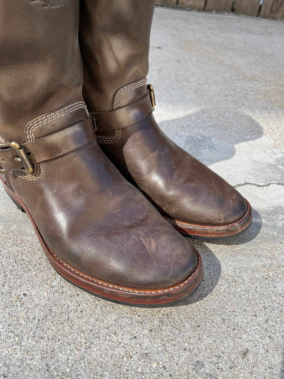 Photo by niku on September 17, 2025 of the Willie's Handmade Boots Engineer in Maryam Graphite Horsebutt.