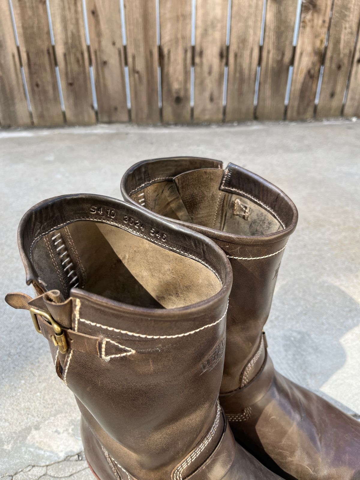 Photo by niku on September 17, 2025 of the Willie's Handmade Boots Engineer in Maryam Graphite Horsebutt.