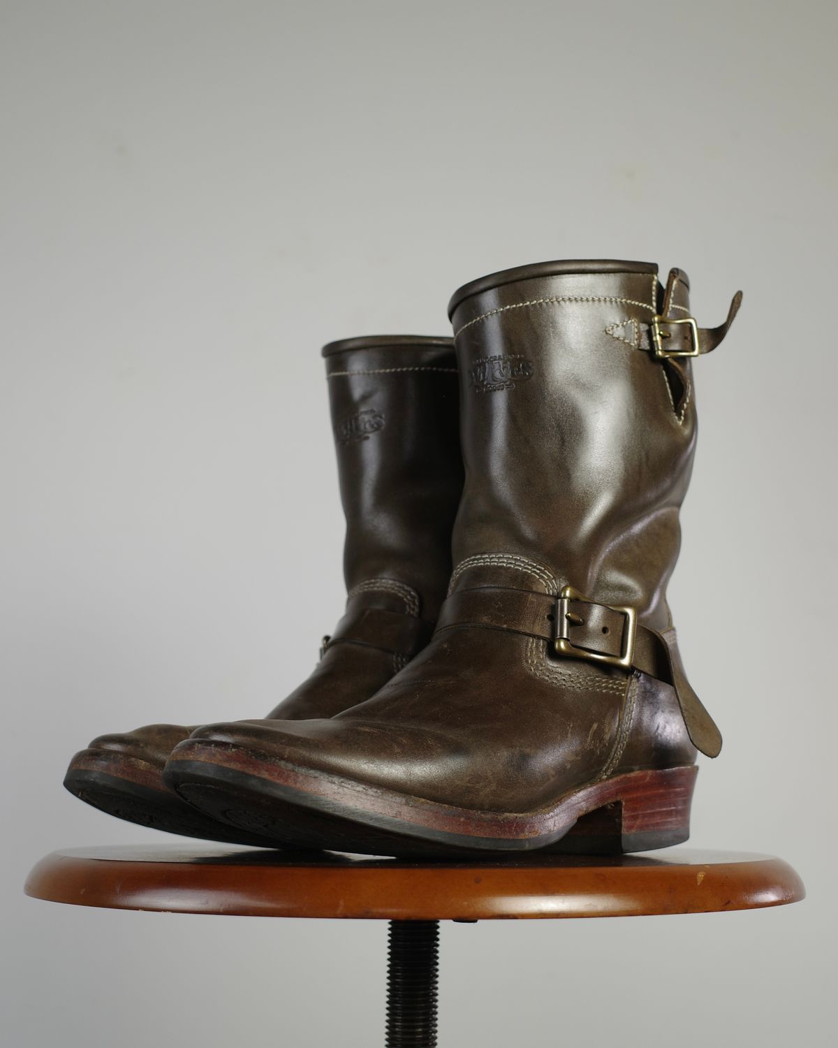 Photo by niku on December 30, 2025 of the Willie's Handmade Boots Engineer in Maryam Graphite Horsebutt.