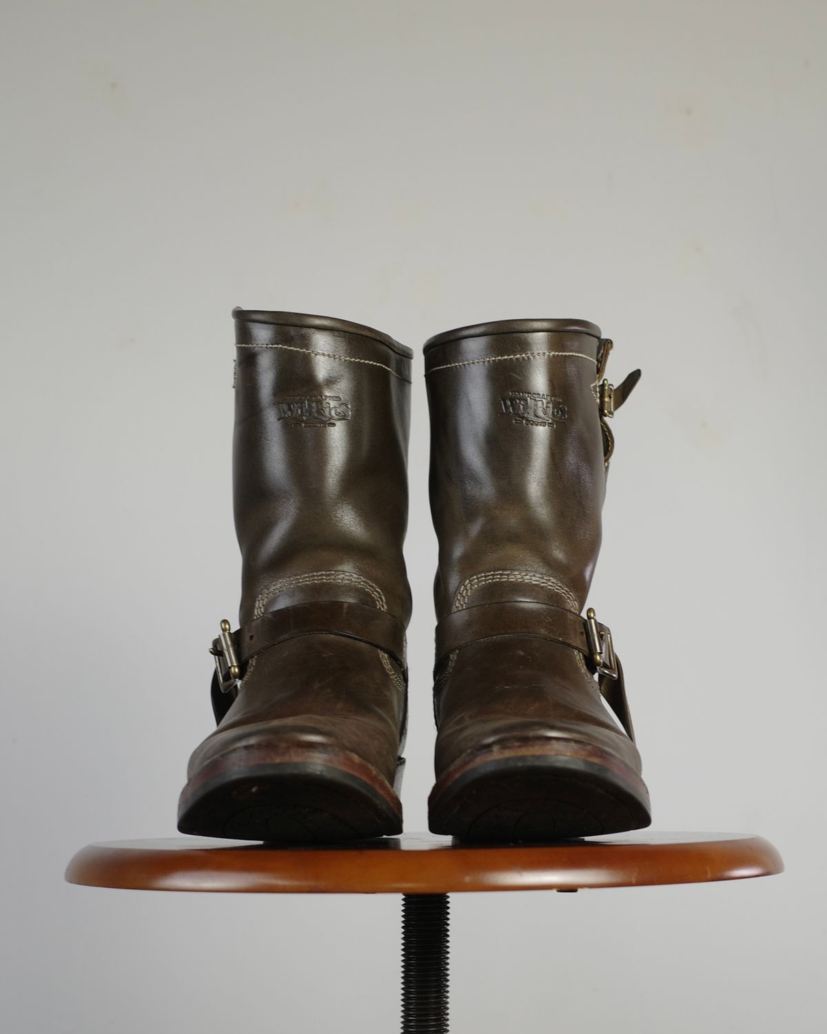 Photo by niku on December 30, 2025 of the Willie's Handmade Boots Engineer in Maryam Graphite Horsebutt.