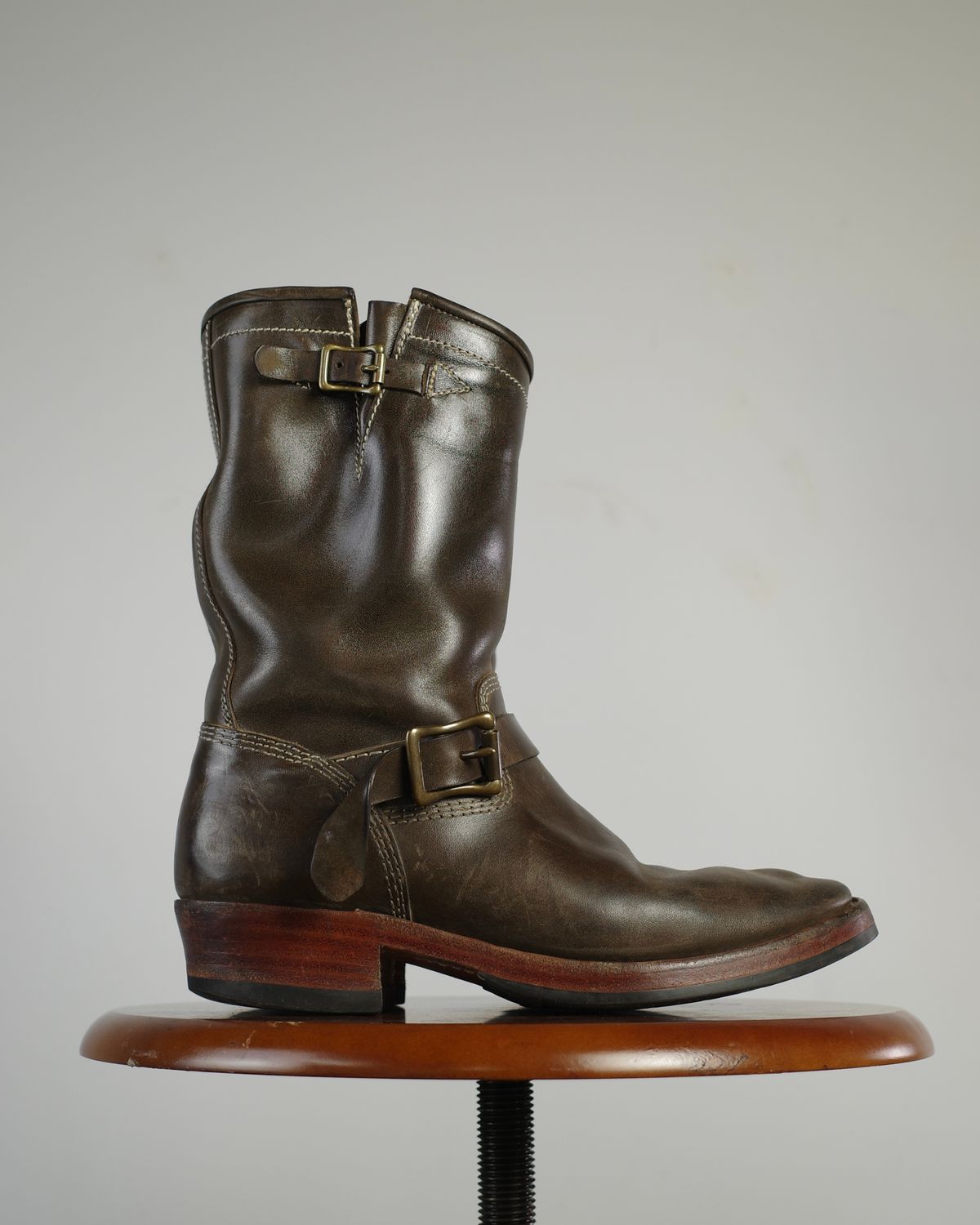 Photo by niku on December 30, 2025 of the Willie's Handmade Boots Engineer in Maryam Graphite Horsebutt.