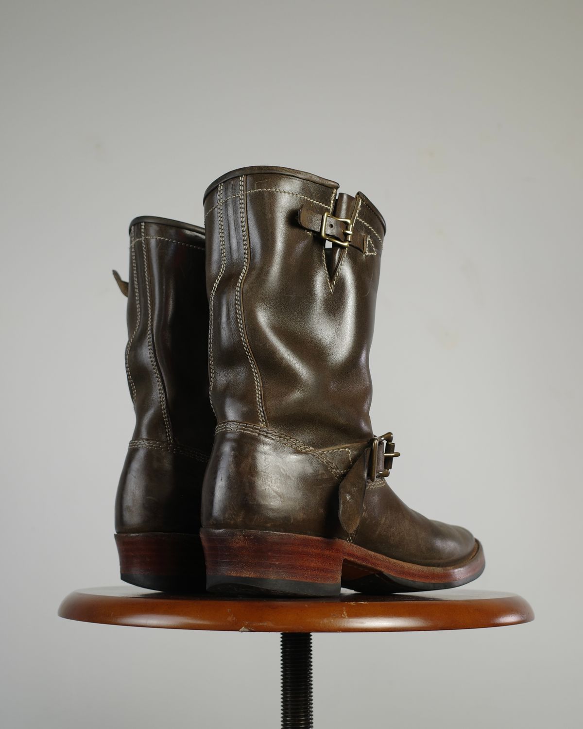 Photo by niku on December 30, 2025 of the Willie's Handmade Boots Engineer in Maryam Graphite Horsebutt.