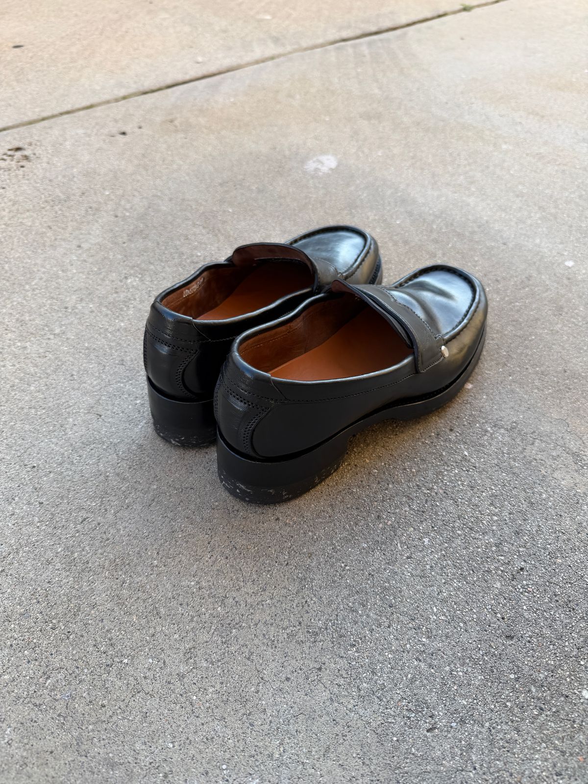 Photo by niku on December 15, 2025 of the Crux Deluxe Dark 'n Stormy Horsebutt Loafers in Guidi Horsebutt.