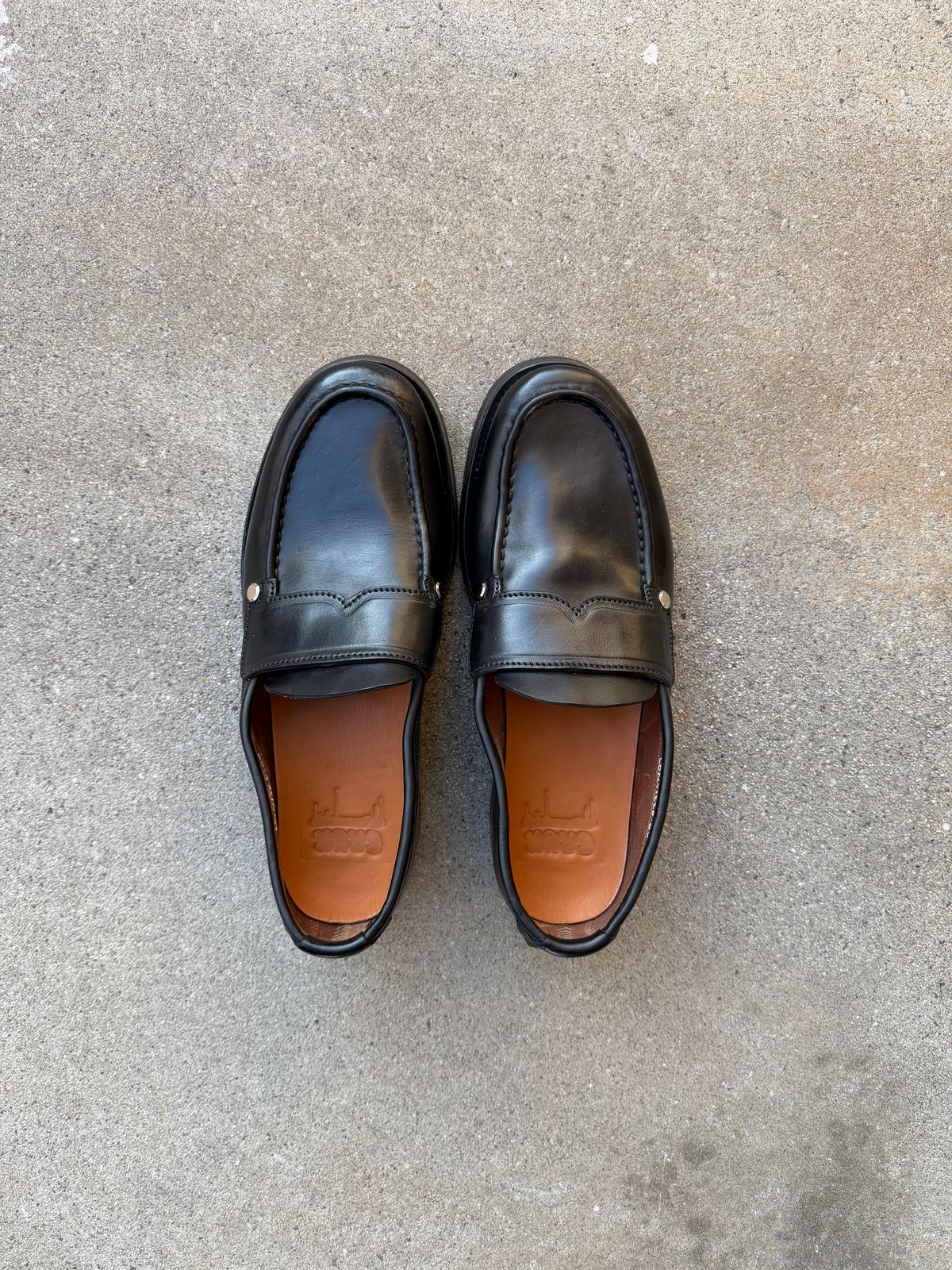 Photo by niku on December 15, 2025 of the Crux Deluxe Dark 'n Stormy Horsebutt Loafers in Guidi Horsebutt.