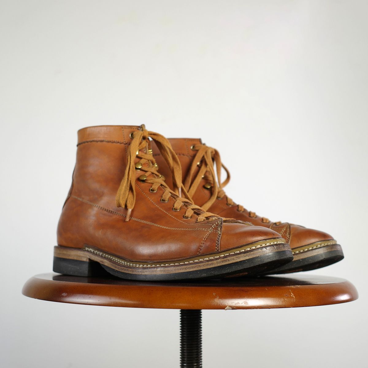 Photo by niku on December 30, 2025 of the Sagara Cordmaster in Maryam Natural Horsebutt.