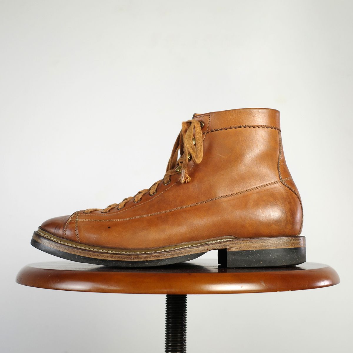 Photo by niku on December 30, 2025 of the Sagara Cordmaster in Maryam Natural Horsebutt.