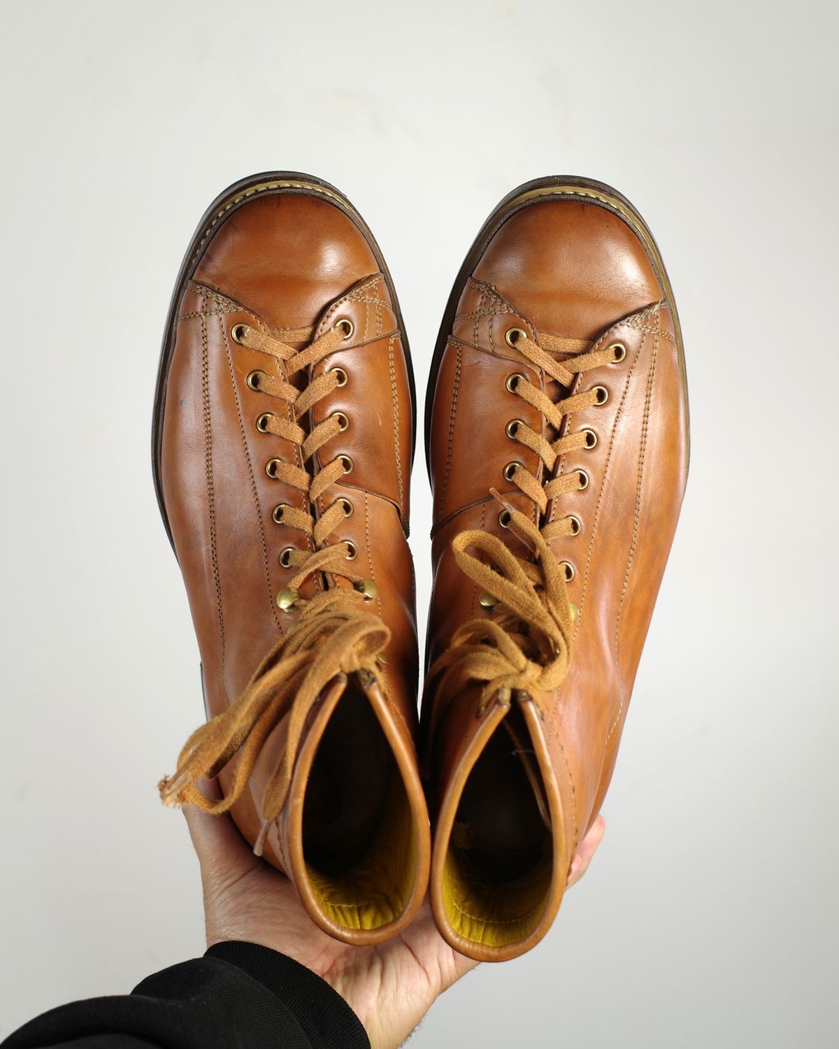 Photo by niku on December 30, 2025 of the Sagara Cordmaster in Maryam Natural Horsebutt.