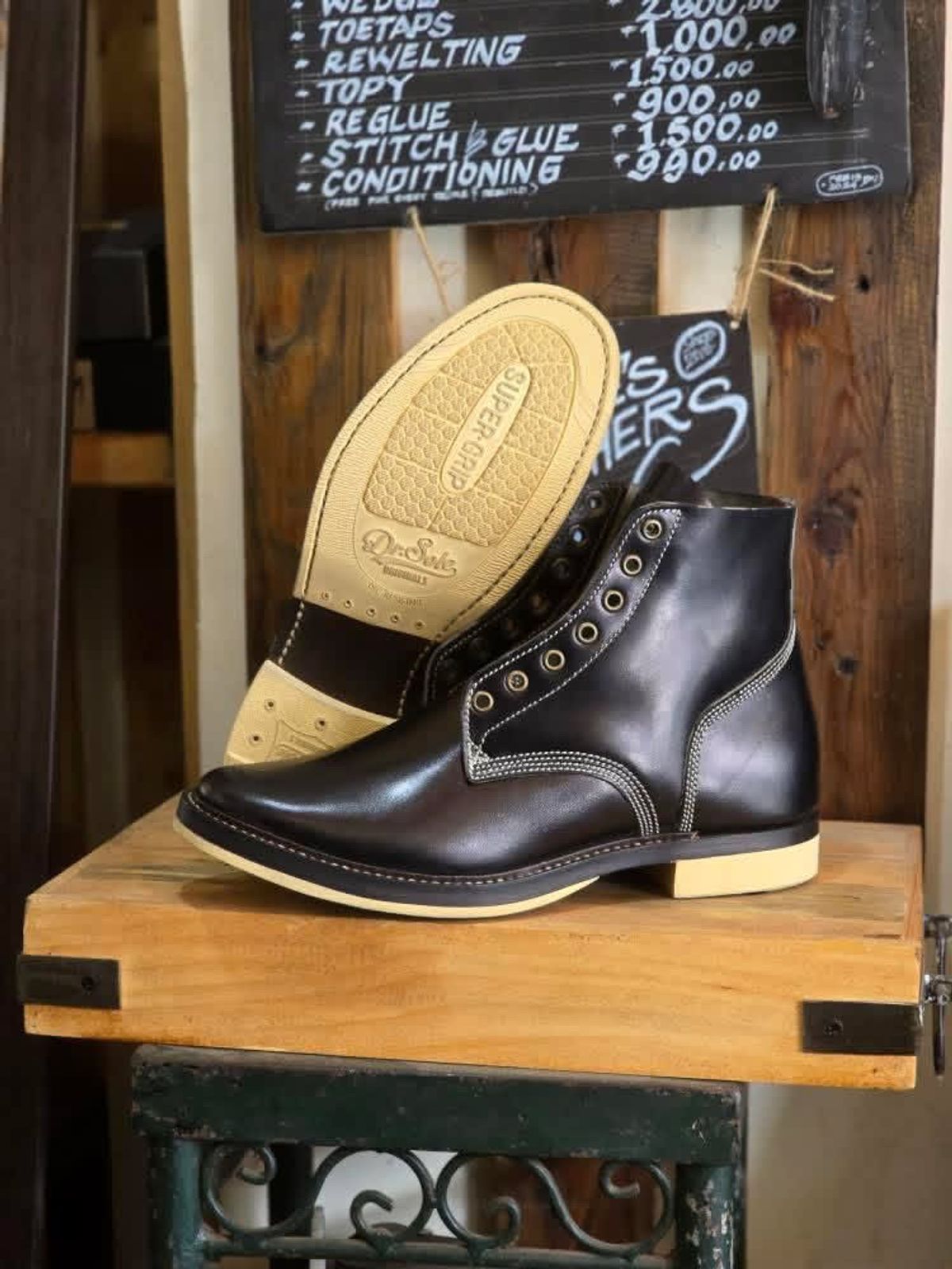 Photo by niku on May 11, 2024 of the Willie's Handmade Boots Boondocker in Maryam Black Horsebutt.