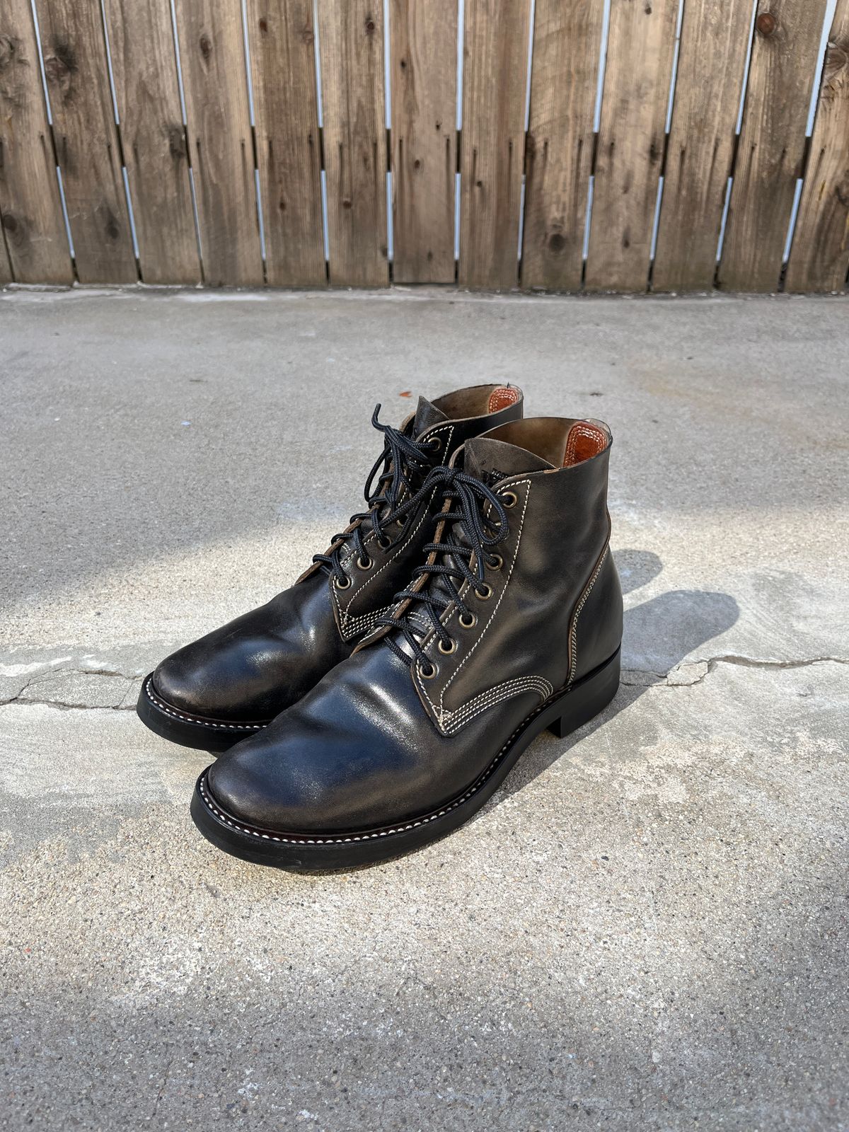 Photo by niku on September 17, 2025 of the Willie's Handmade Boots Boondocker in Maryam Black Horsebutt.