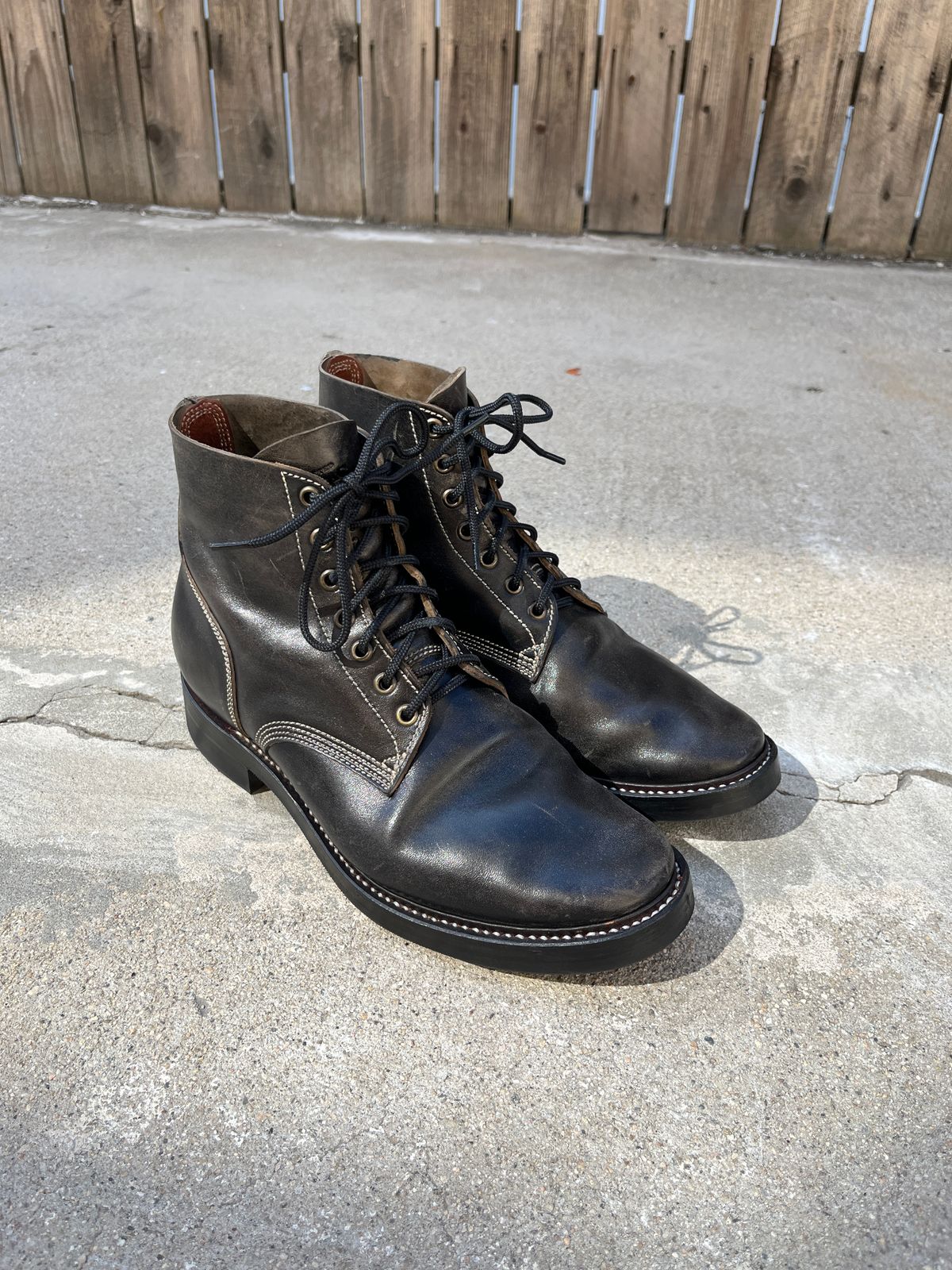 Photo by niku on September 17, 2025 of the Willie's Handmade Boots Boondocker in Maryam Black Horsebutt.