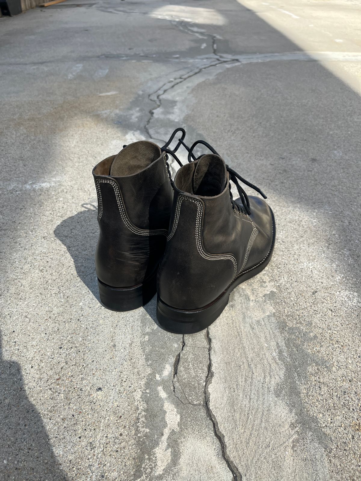 Photo by niku on September 17, 2025 of the Willie's Handmade Boots Boondocker in Maryam Black Horsebutt.