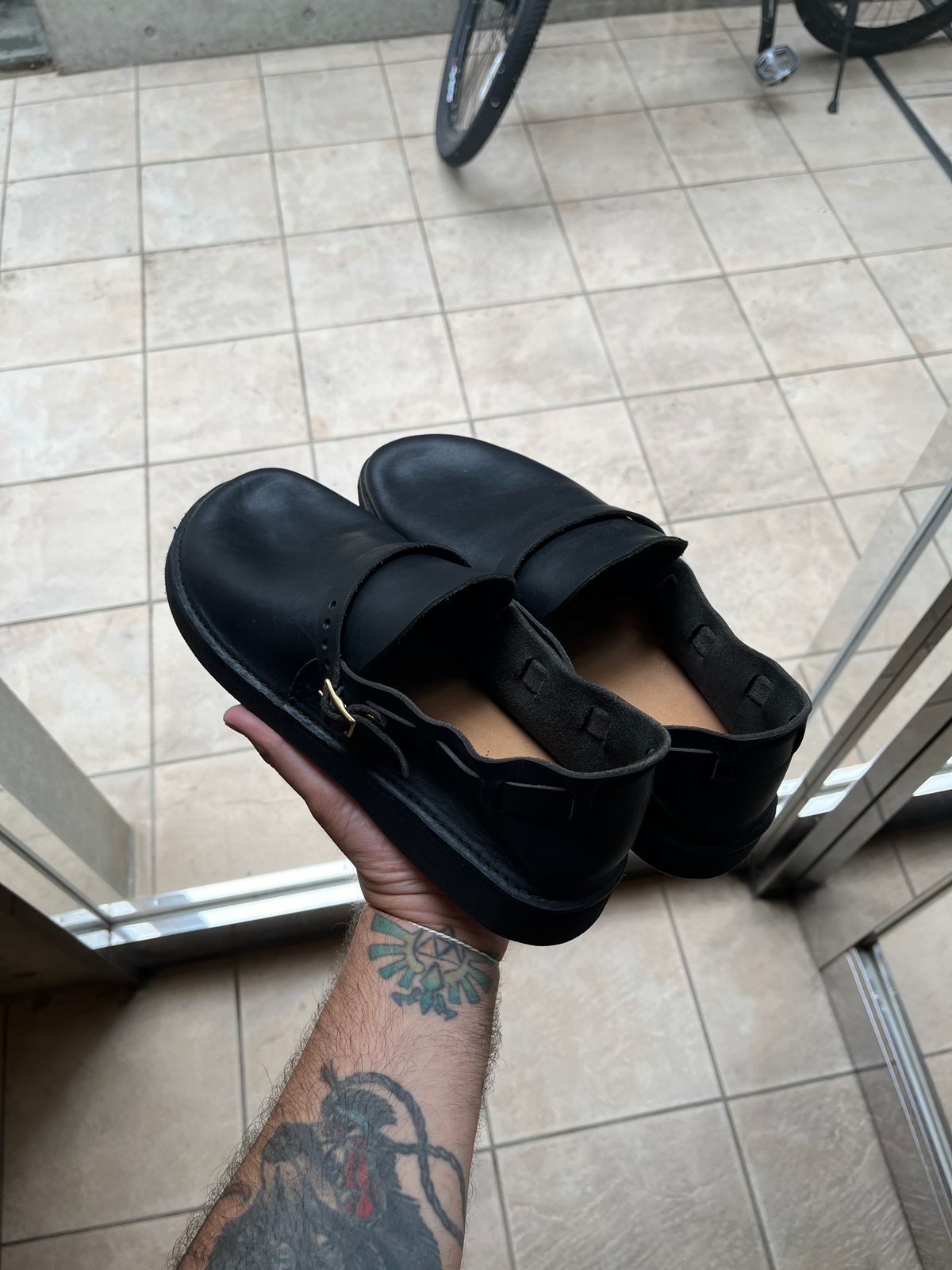 Photo by niku on July 10, 2024 of the Aurora Shoe Co. Middle English in Horween Black Chromexcel.