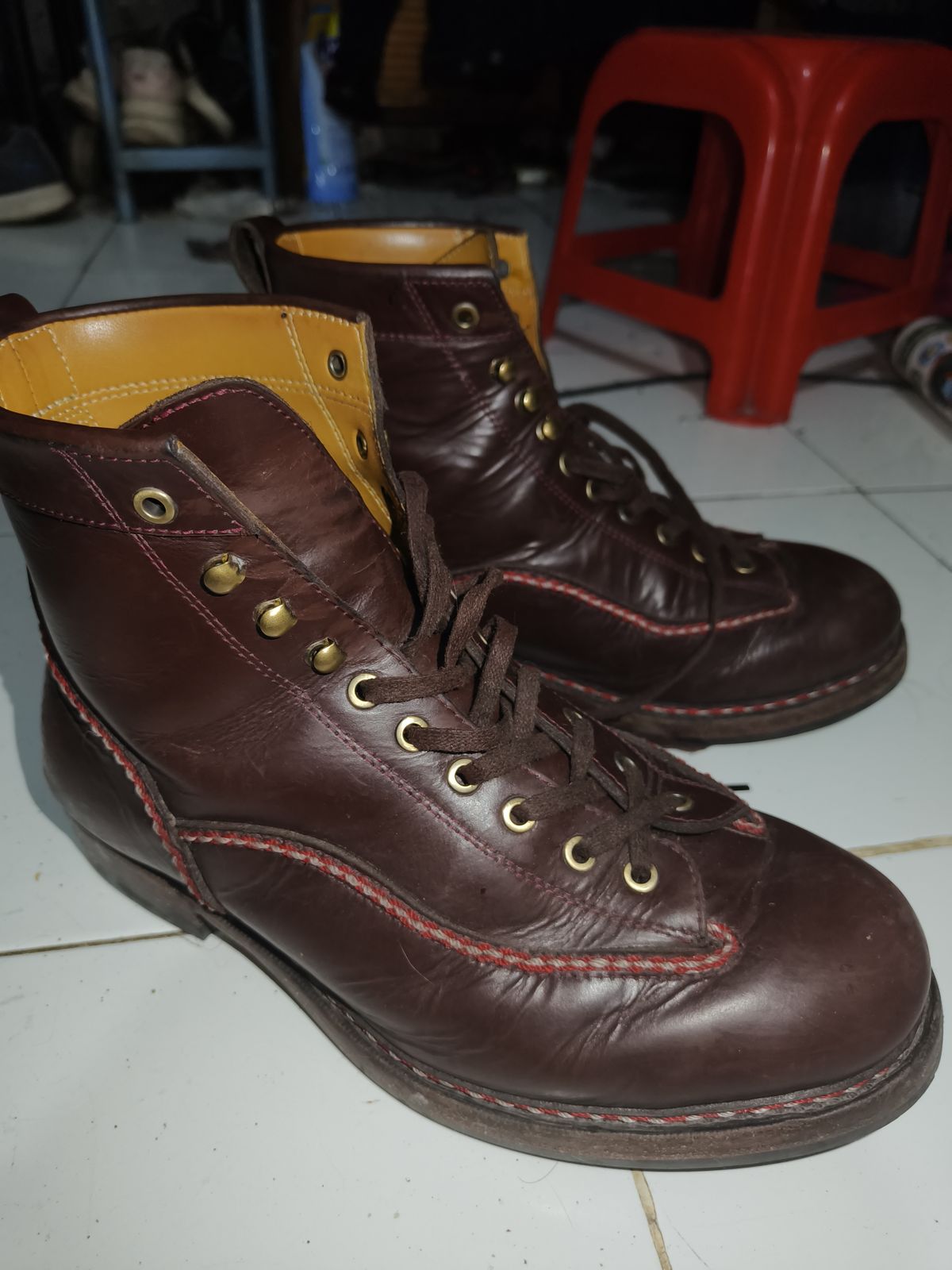 Photo by irsyadaff on February 23, 2025 of the Txture Sanity Boots in Indonesian Burgundy Pull Up.