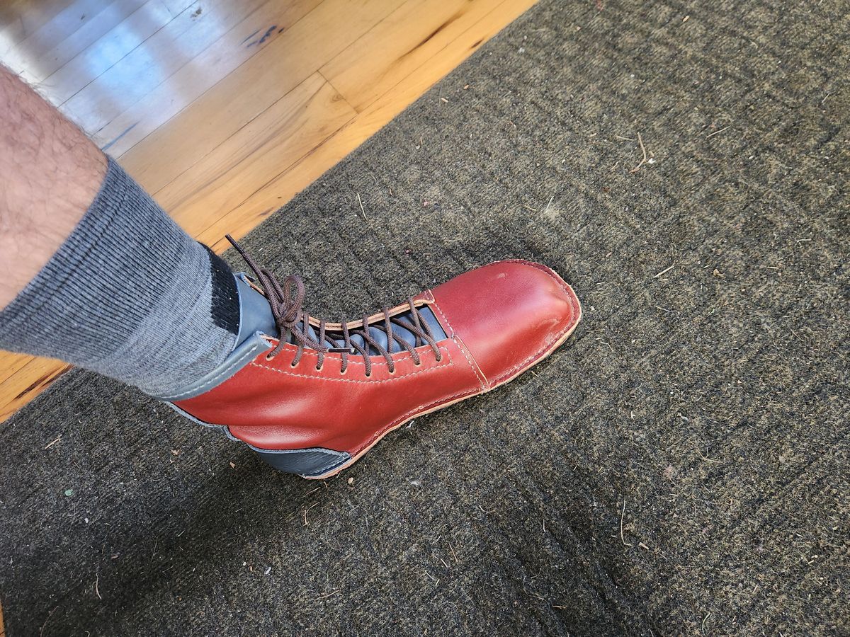Photo by Amess923 on December 19, 2024 of the Self-Made Barefoot Boot in Blue Mt. Majesty Oil Tan & Light Burgundy Wildfire, Summits Edge.