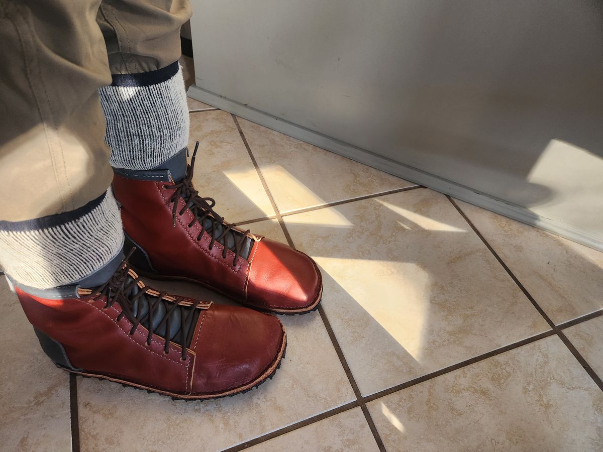 Photo by Amess923 on December 23, 2024 of the Self-Made Barefoot Boot in Blue Mt. Majesty Oil Tan & Light Burgundy Wildfire, Summits Edge.