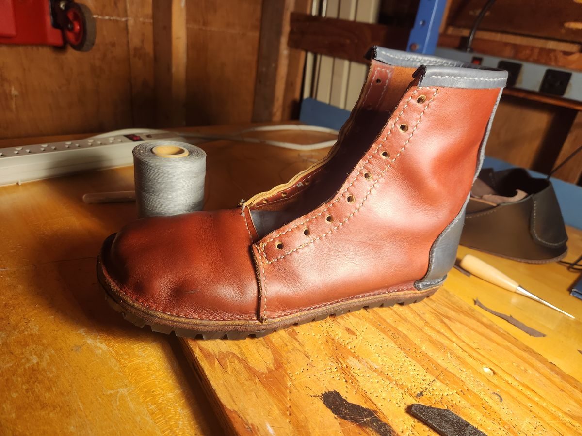 Photo by Amess923 on December 29, 2024 of the Self-Made Barefoot Boot in Blue Mt. Majesty Oil Tan & Light Burgundy Wildfire, Summits Edge.