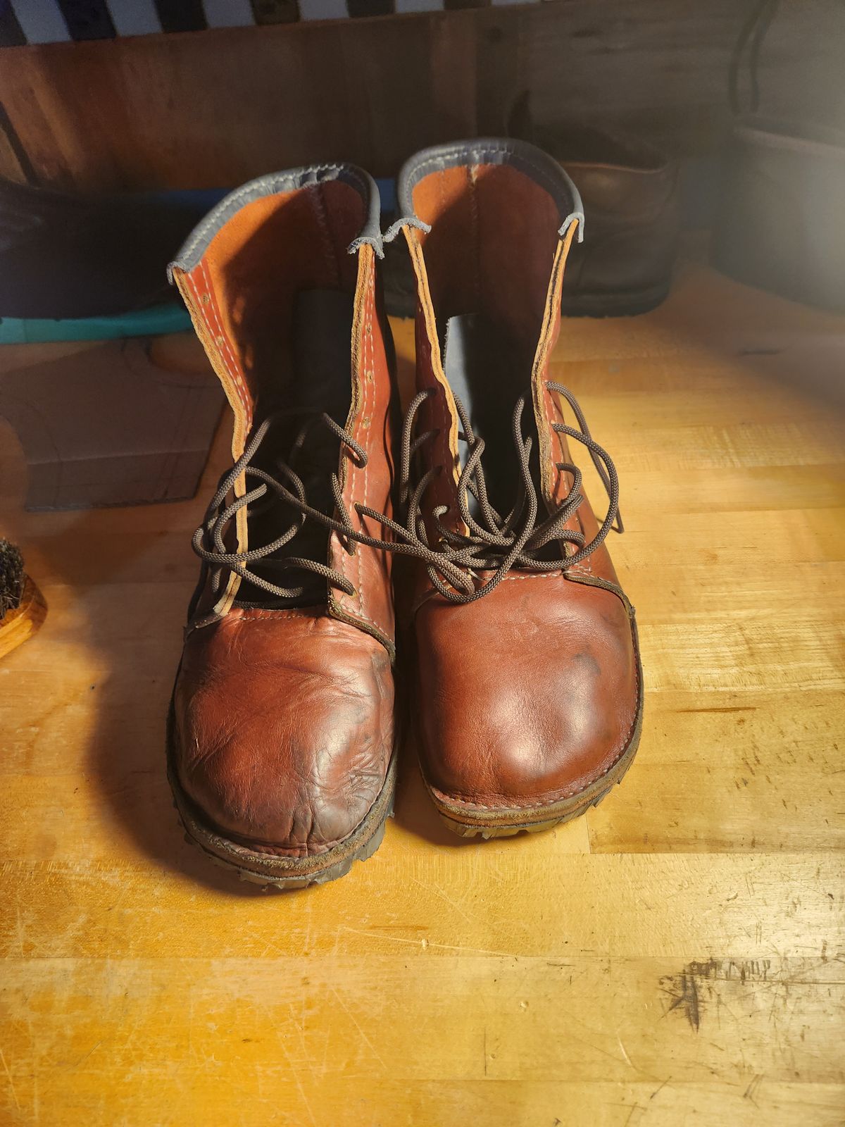 Photo by Amess923 on January 1, 2025 of the Self-Made Barefoot Boot in Blue Mt. Majesty Oil Tan & Light Burgundy Wildfire, Summits Edge.