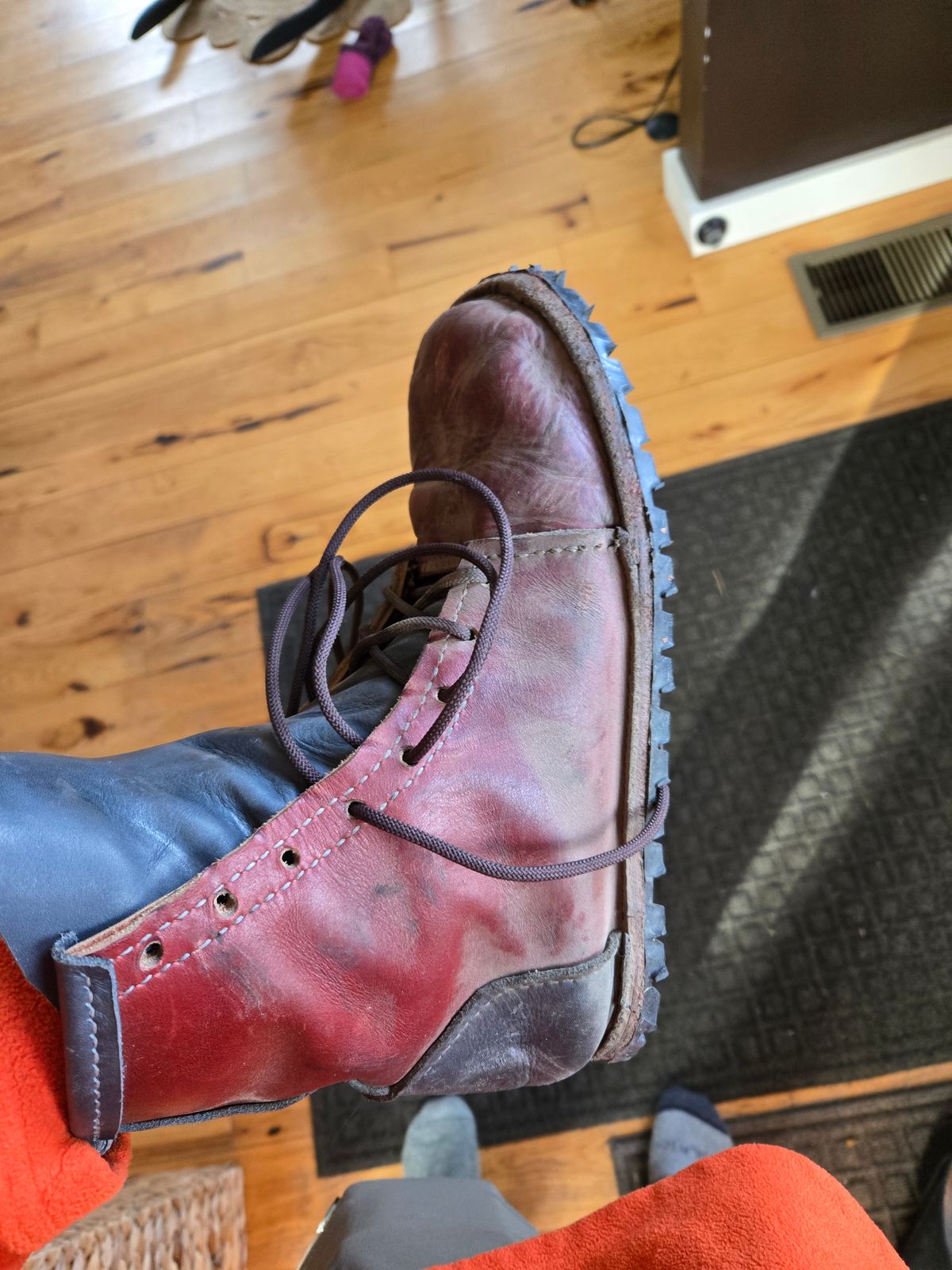 Photo by Amess923 on January 9, 2025 of the Self-Made Barefoot Boot in Blue Mt. Majesty Oil Tan & Light Burgundy Wildfire, Summits Edge.