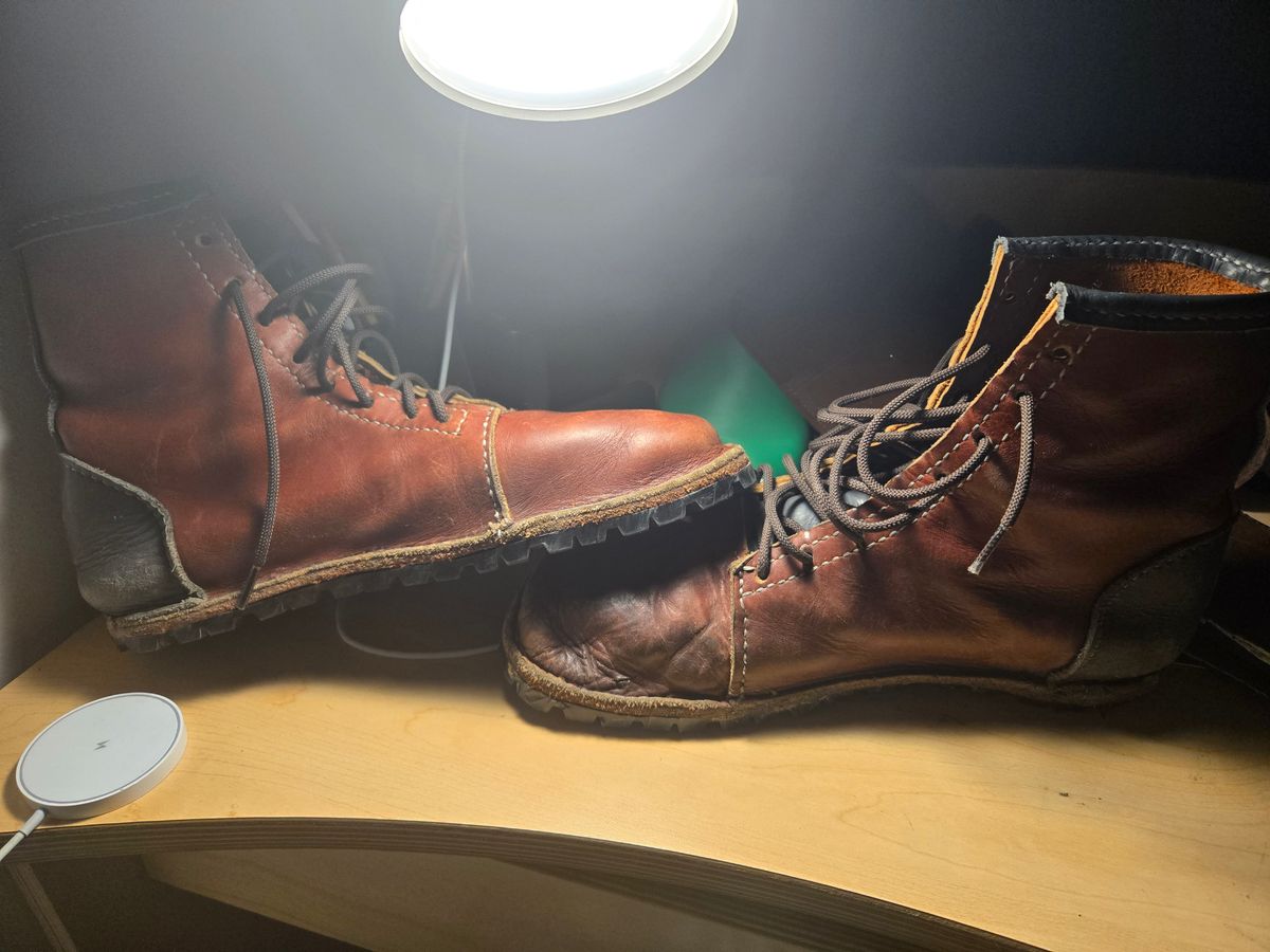 Photo by Amess923 on February 28, 2025 of the Self-Made Barefoot Boot in Blue Mt. Majesty Oil Tan & Light Burgundy Wildfire, Summits Edge.