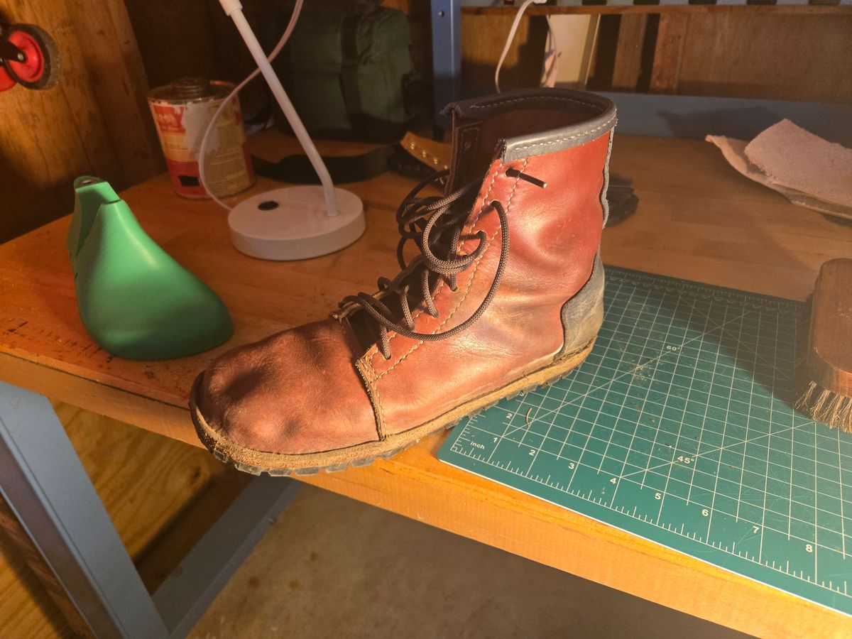 Photo by Amess923 on March 10, 2025 of the Self-Made Barefoot Boot in Blue Mt. Majesty Oil Tan & Light Burgundy Wildfire, Summits Edge.