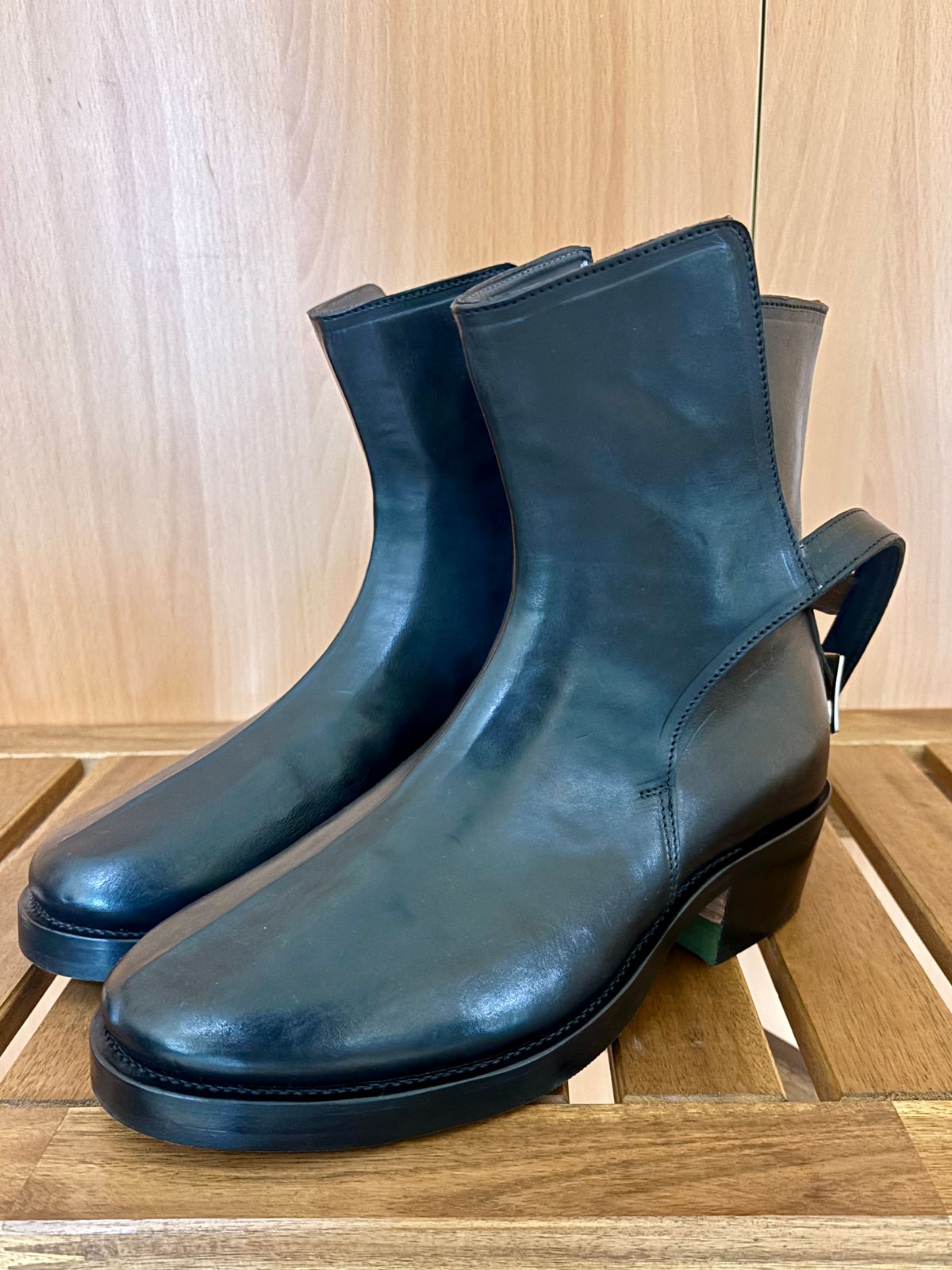 Photo by Cafeselfiedude on October 4, 2025 of the Cruxdeluxe Dark’n Stormy Horsebutt Jodhpurs (Guidi) in Guidi Black Horsehide.