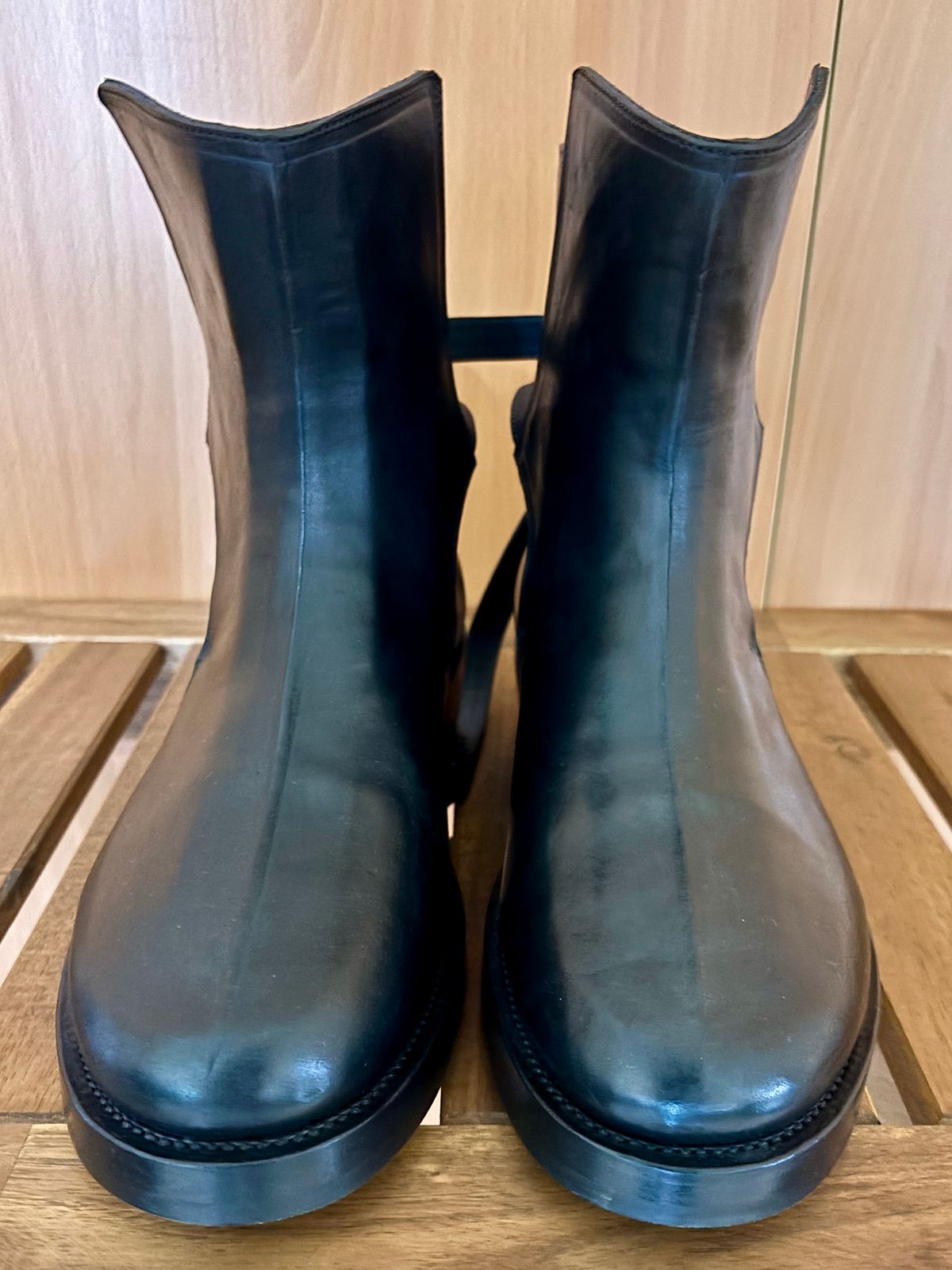 Photo by Cafeselfiedude on October 4, 2025 of the Cruxdeluxe Dark’n Stormy Horsebutt Jodhpurs (Guidi) in Guidi Black Horsehide.