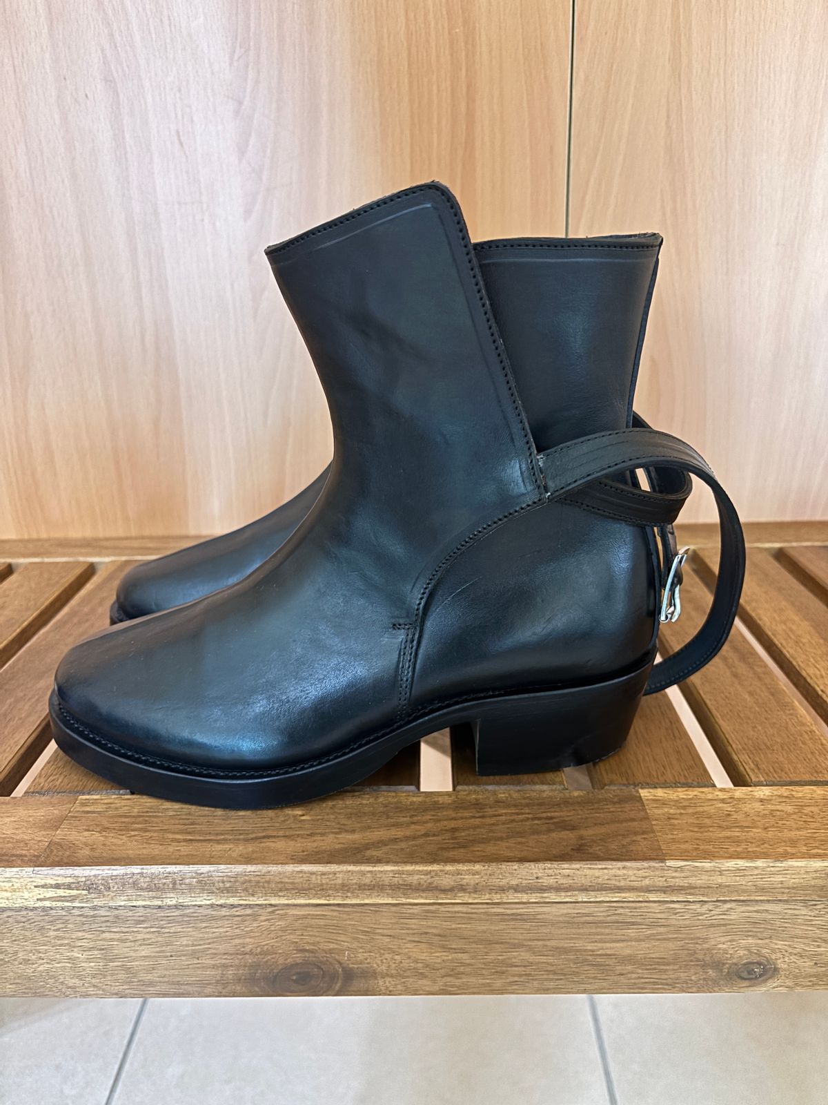 Photo by Cafeselfiedude on October 4, 2025 of the Cruxdeluxe Dark’n Stormy Horsebutt Jodhpurs (Guidi) in Guidi Black Horsehide.