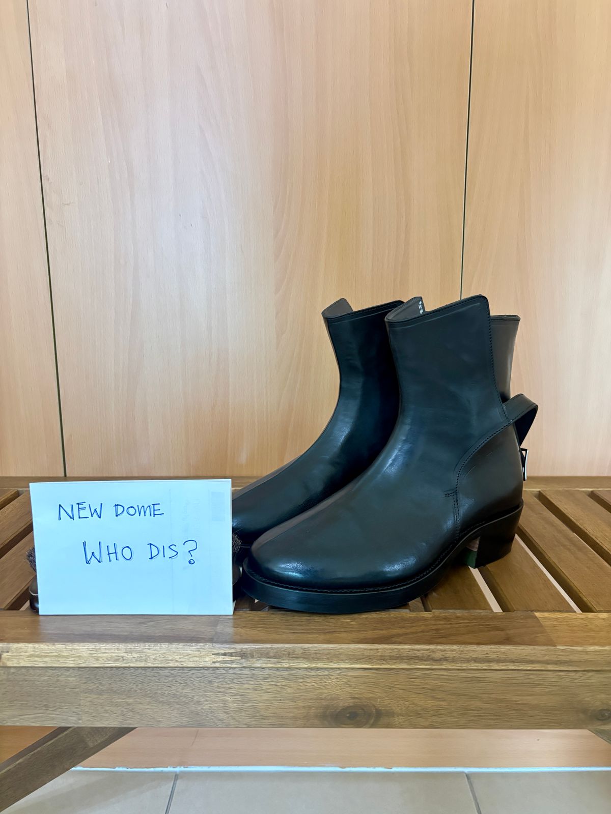 Photo by Cafeselfiedude on October 4, 2025 of the Cruxdeluxe Dark’n Stormy Horsebutt Jodhpurs (Guidi) in Guidi Black Horsehide.