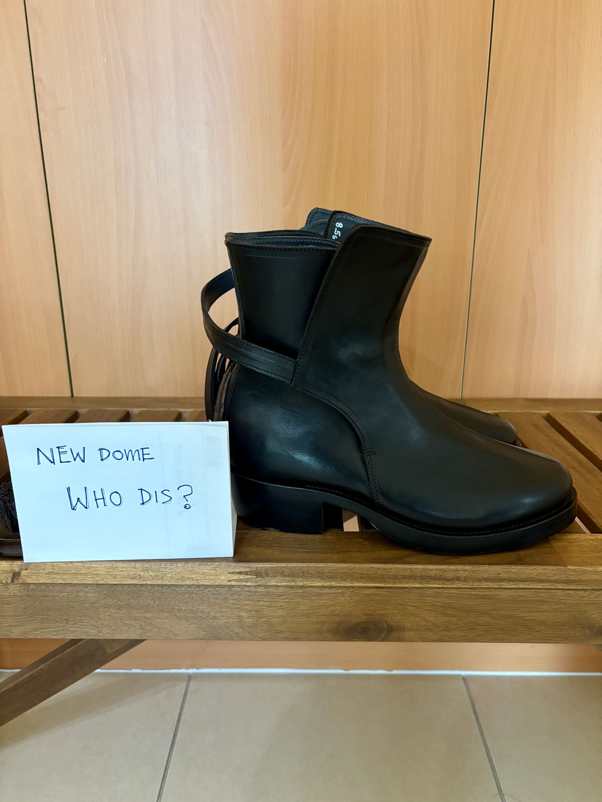 Photo by Cafeselfiedude on October 4, 2025 of the Cruxdeluxe Dark’n Stormy Horsebutt Jodhpurs (Guidi) in Guidi Black Horsehide.