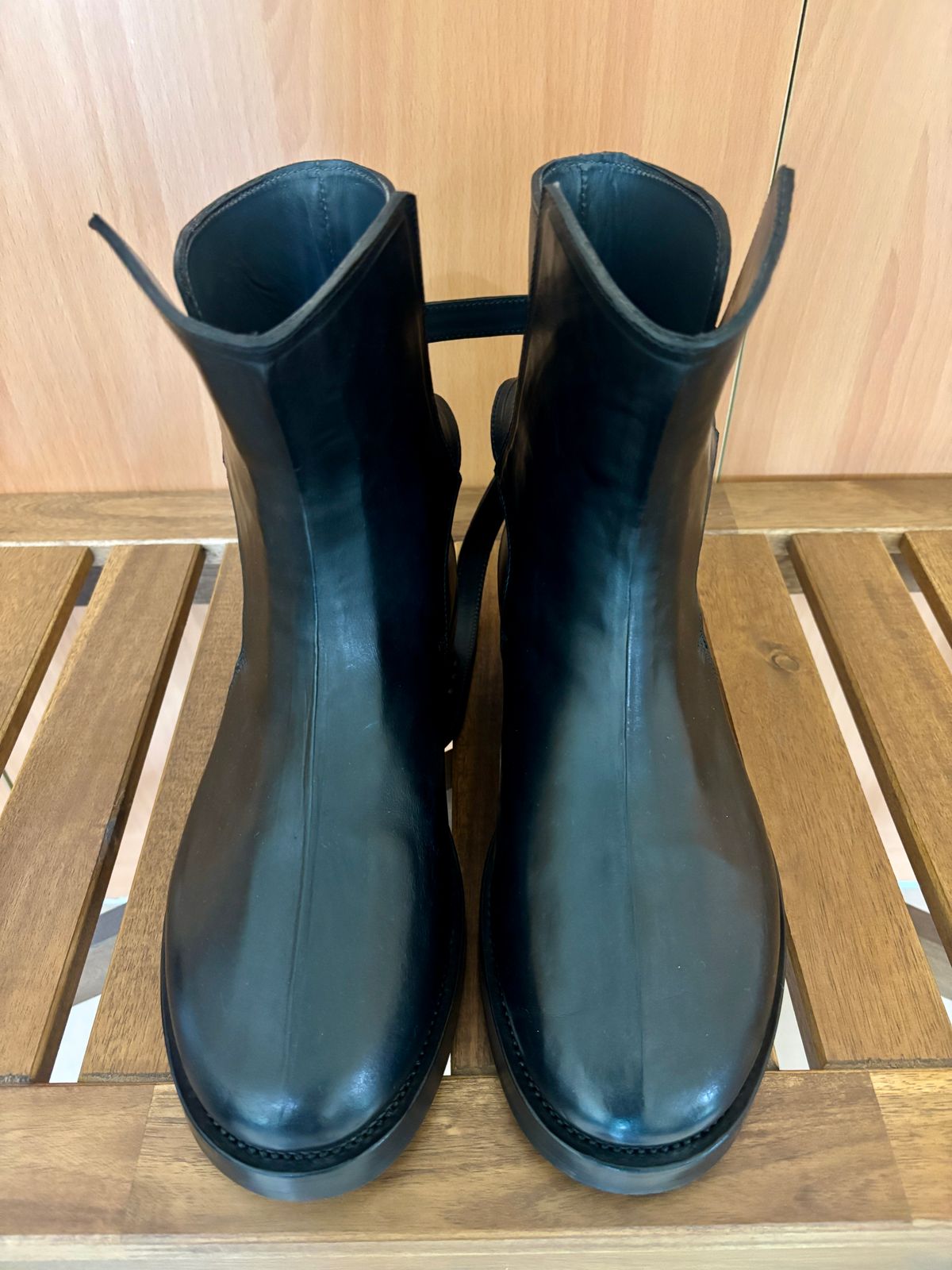 Photo by Cafeselfiedude on October 4, 2025 of the Cruxdeluxe Dark’n Stormy Horsebutt Jodhpurs (Guidi) in Guidi Black Horsehide.