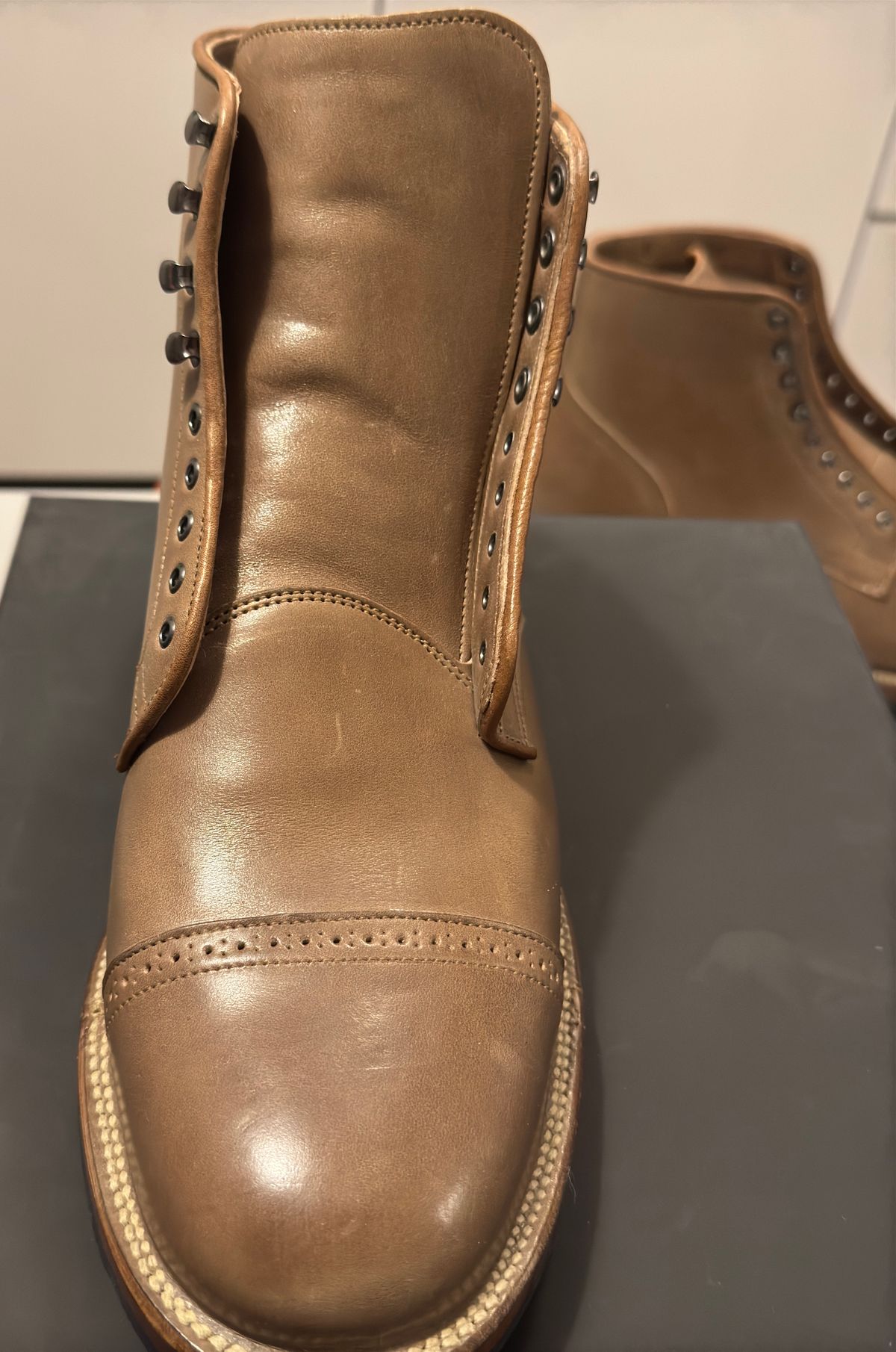 Photo by Pedro on January 6, 2025 of the Viberg Service Boot BCT in Maryam Taupe TPR Horsebutt.