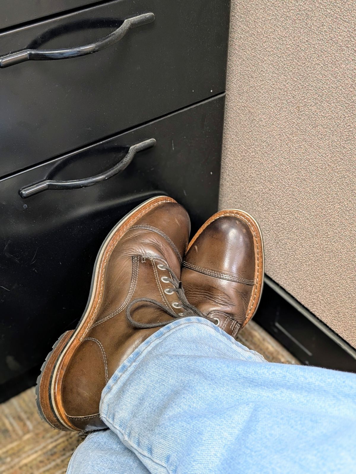 Photo by lemonpeak on May 13, 2025 of the HELM Boots The Hollis in Krumenauer Olive.