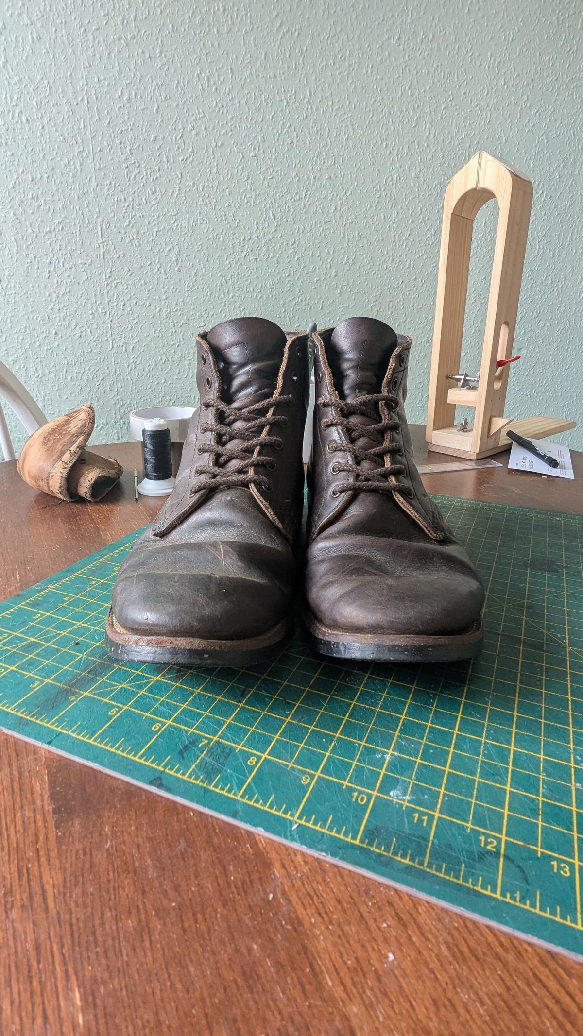 Photo by swoob on October 1, 2025 of the Red Wing Merchant in S.B. Foot Ebony Harness.