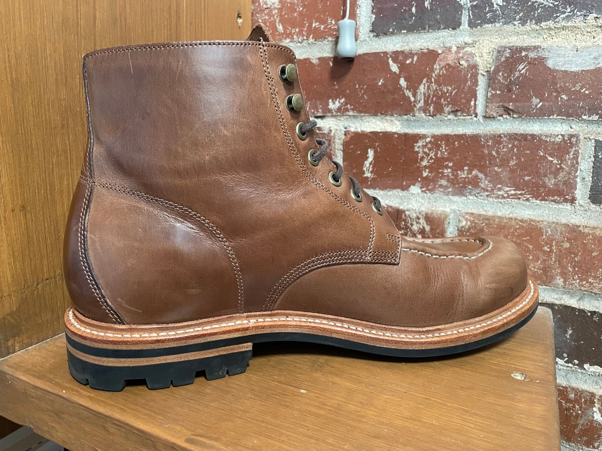 Photo by isaacbmorris on March 6, 2025 of the Grant Stone Brass Boot in Horween Natural Chromexcel.