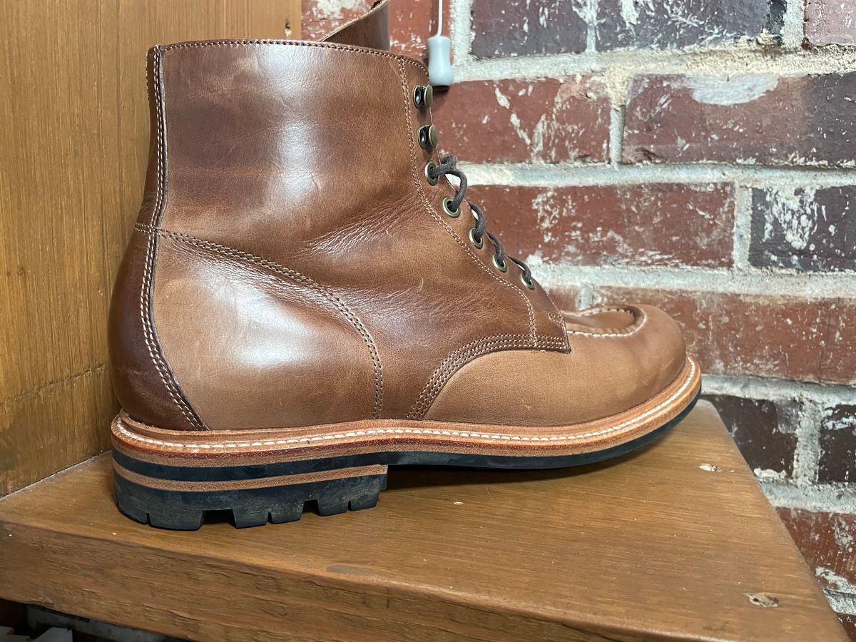 Photo by isaacbmorris on March 6, 2025 of the Grant Stone Brass Boot in Horween Natural Chromexcel.