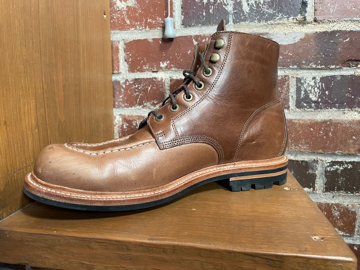 Photo by isaacbmorris on March 6, 2025 of the Grant Stone Brass Boot in Horween Natural Chromexcel.