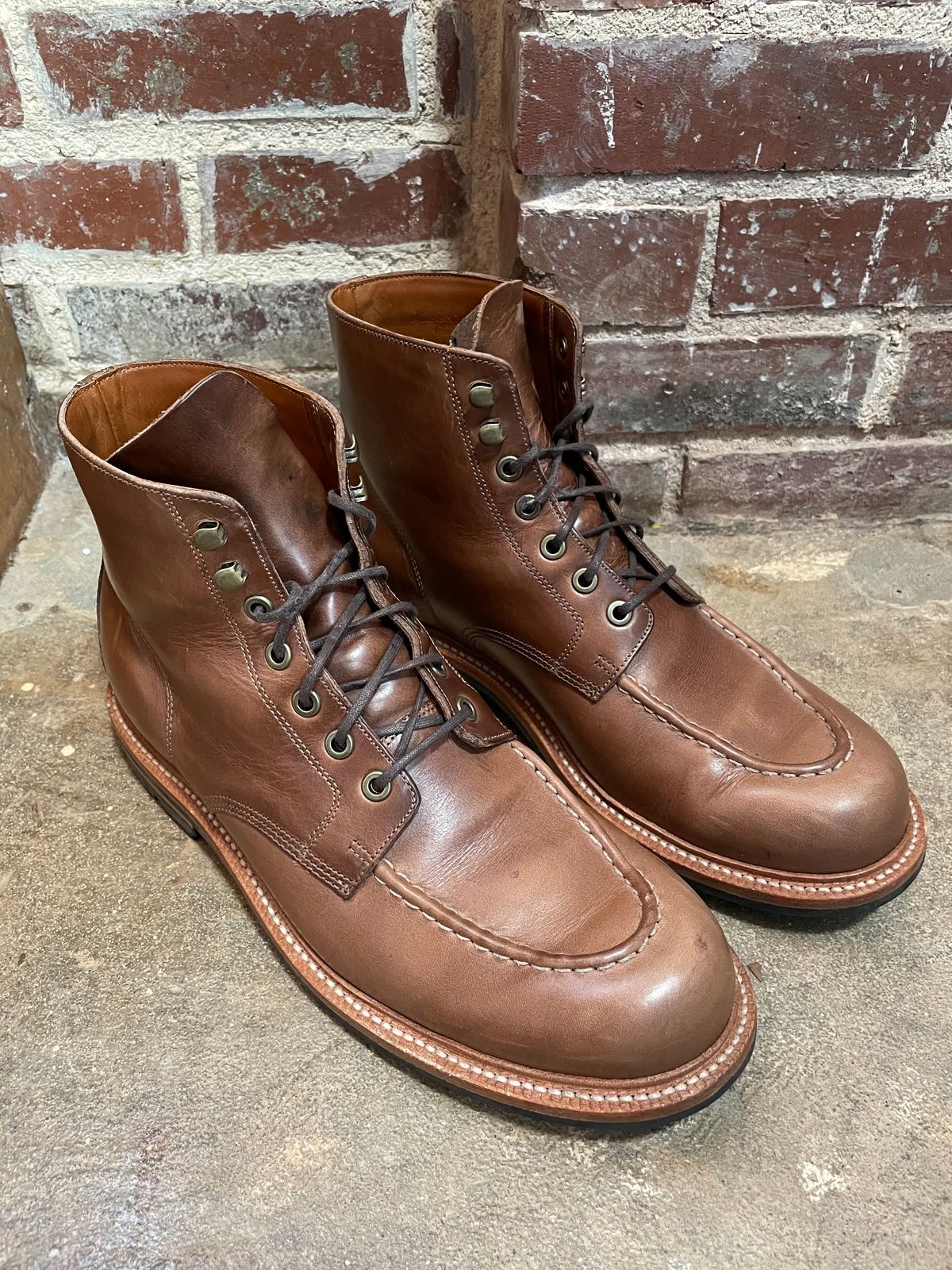 Photo by isaacbmorris on March 6, 2025 of the Grant Stone Brass Boot in Horween Natural Chromexcel.