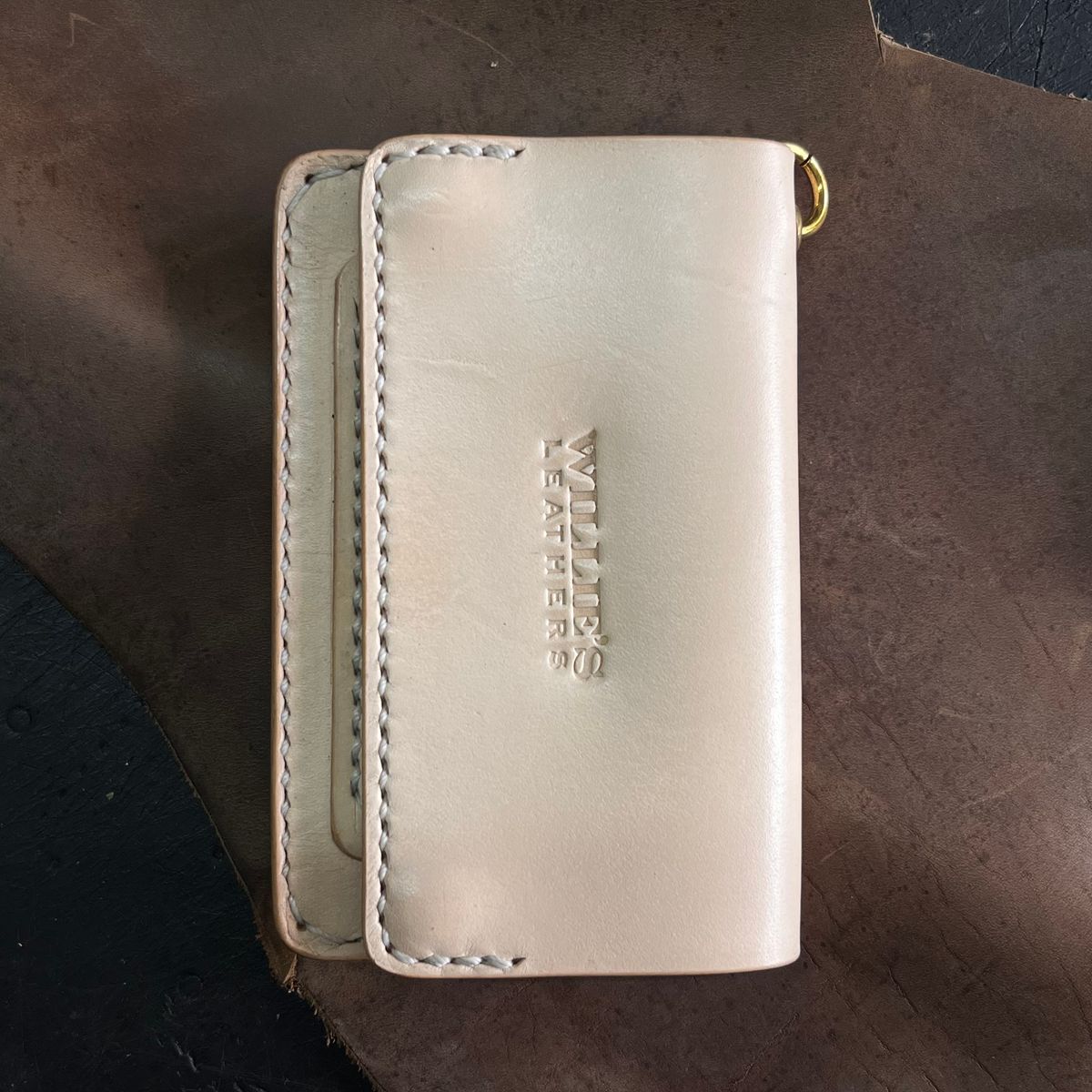 Photo by BiengerZ on September 25, 2025 of the Willie's Handmade Boots Willie's Leathers Lone Rider Wallet in Vegetable-tanned leather Natural.